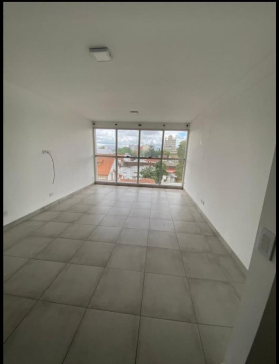 VENTA DE IMPECABLE MONOAMBIENTE CON COCHERA - INMEJORABLE UBICACIÓN. MONTE GRANDE PLENO CENTRO — foto 3
