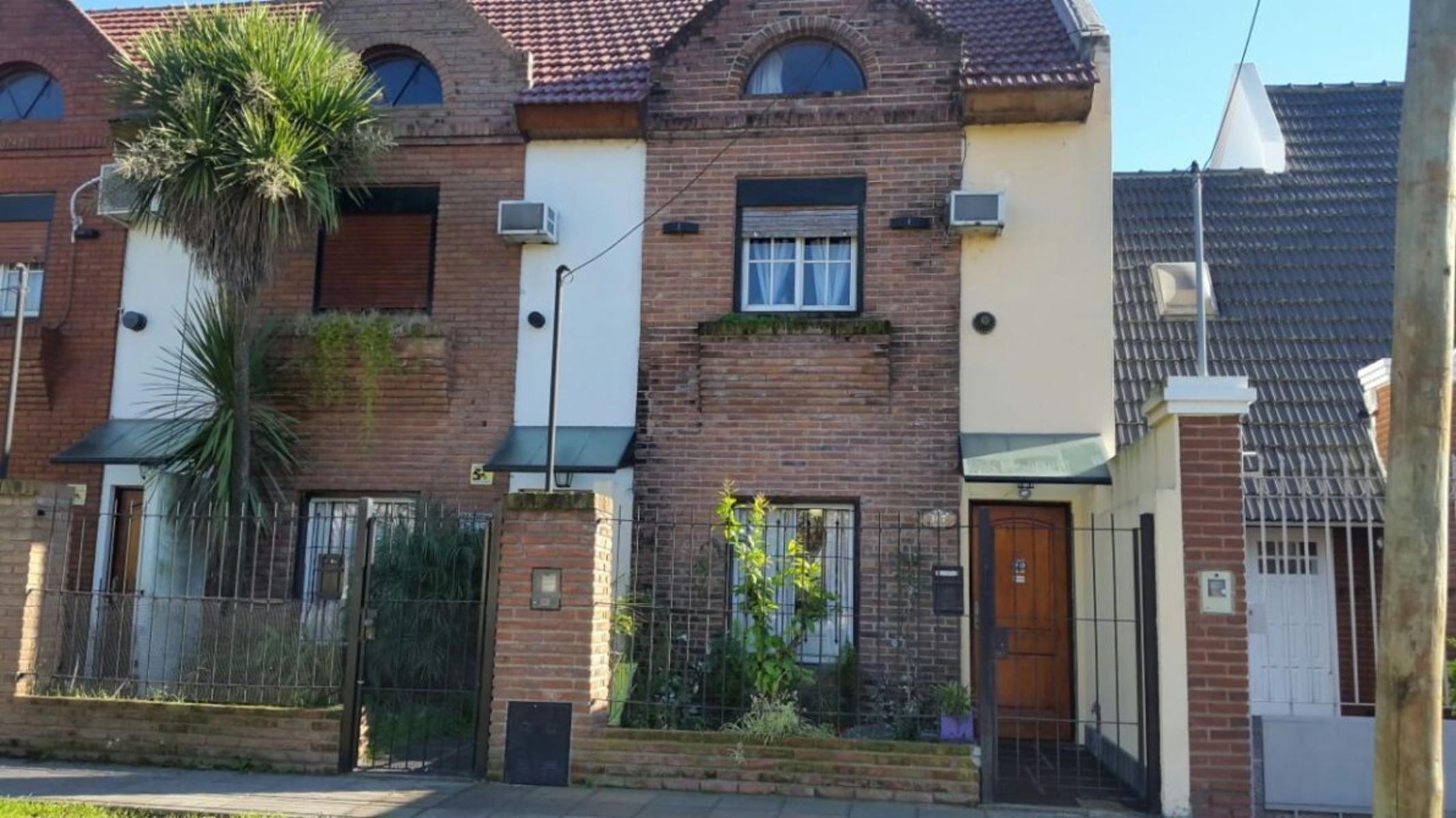 VENTA DE EXCELENTE TRIPLEX 4 AMBIENTES CON COCHERA - MONTE GRANDE