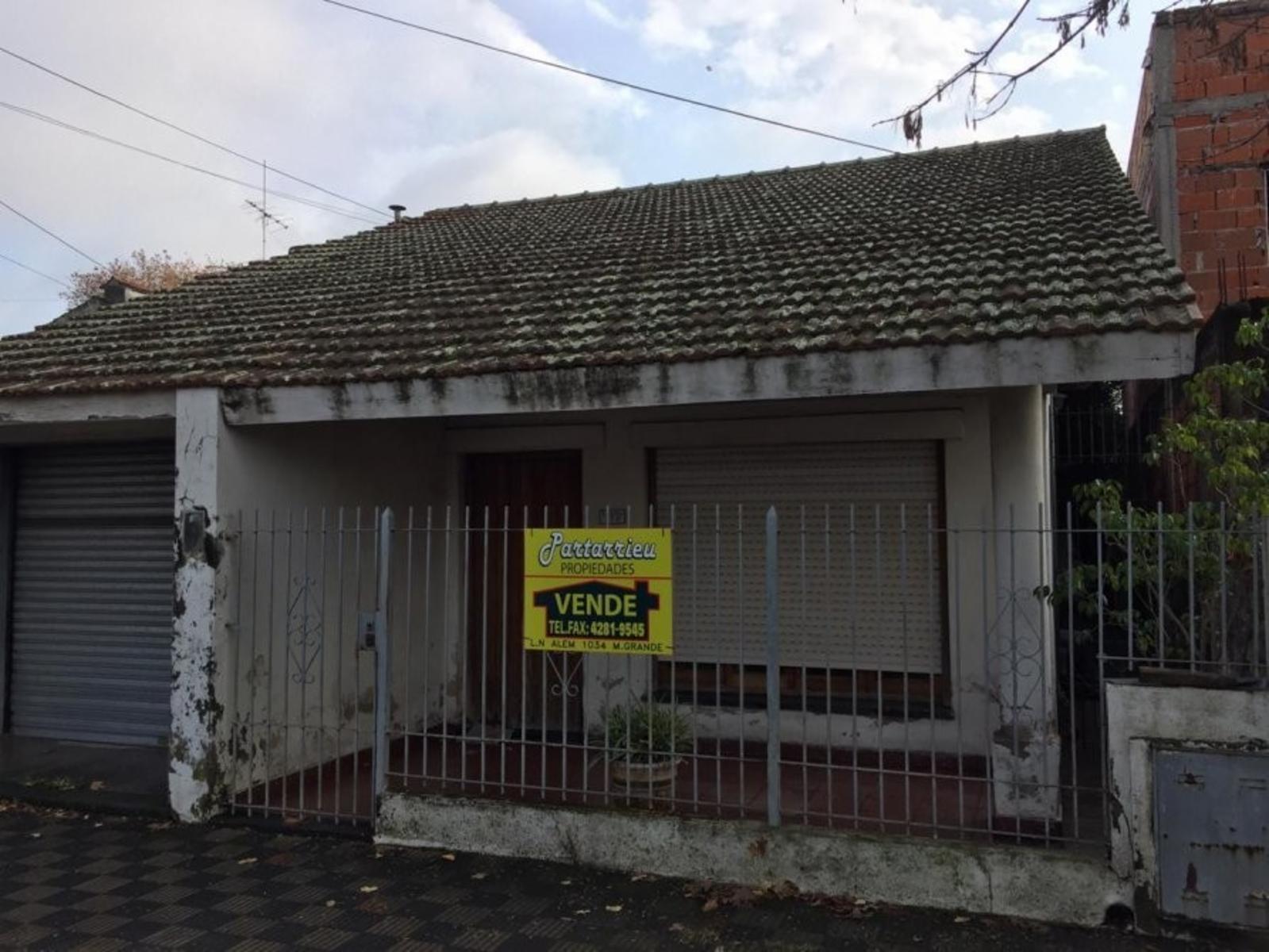 VENTA DE CASA 4 AMBIENTES UBICADA EN PLENO CENTRO DE MONTE GRANDE - APTA A CRÉDITO
