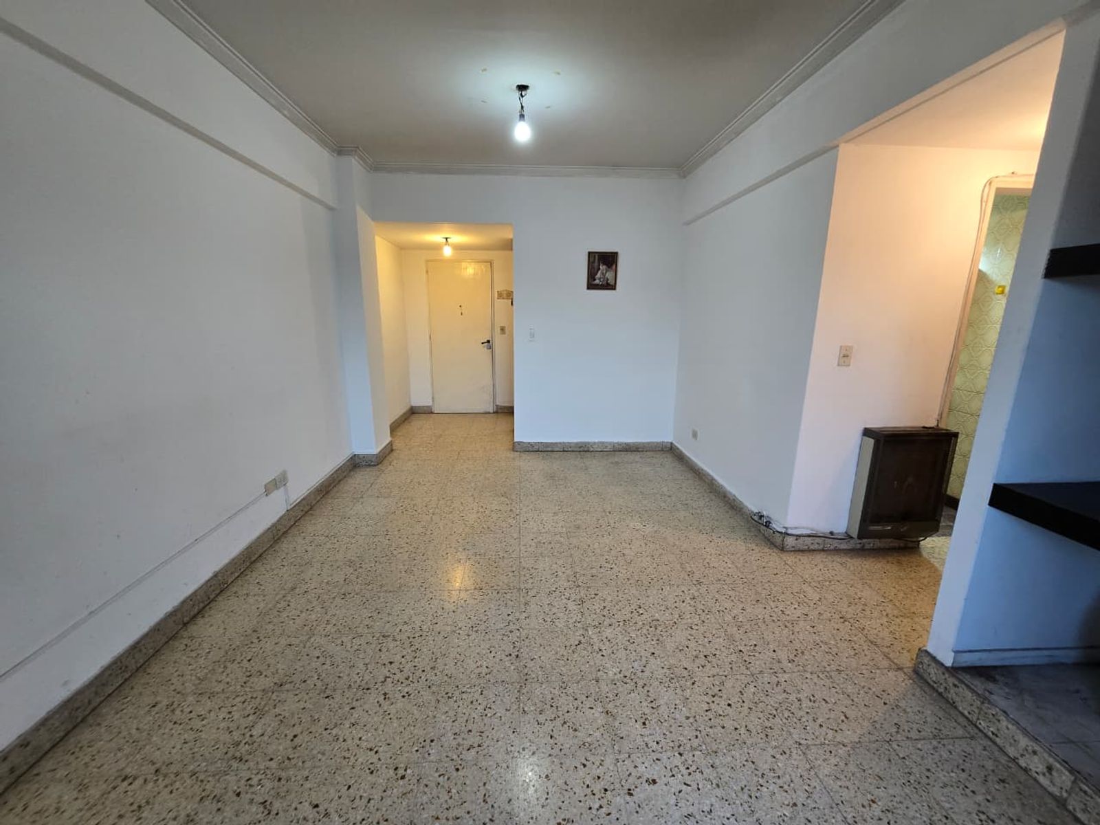 ALQUILER DE DEPARTAMENTO 3 AMBIENTES CON COCHERA - SOBRE AV. ALEM - MONTE GRANDE - 1