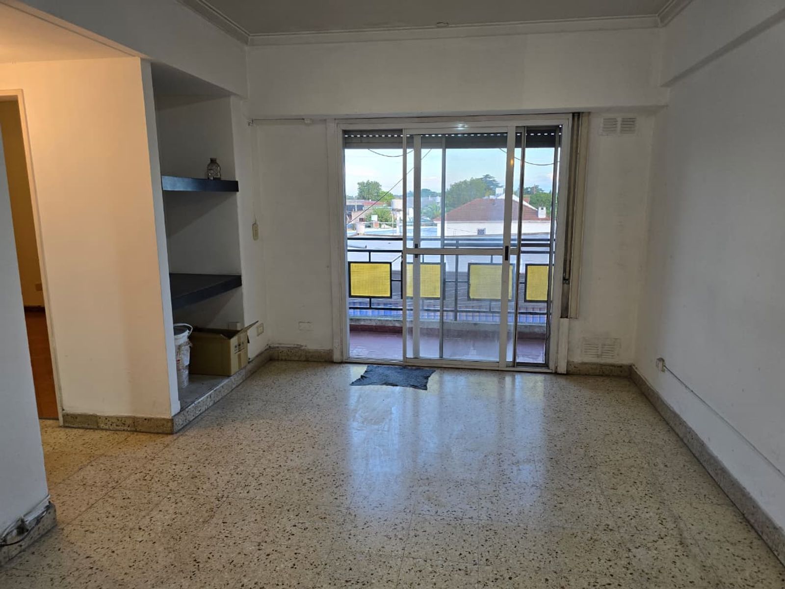 ALQUILER DE DEPARTAMENTO 3 AMBIENTES CON COCHERA - SOBRE AV. ALEM - MONTE GRANDE - 2