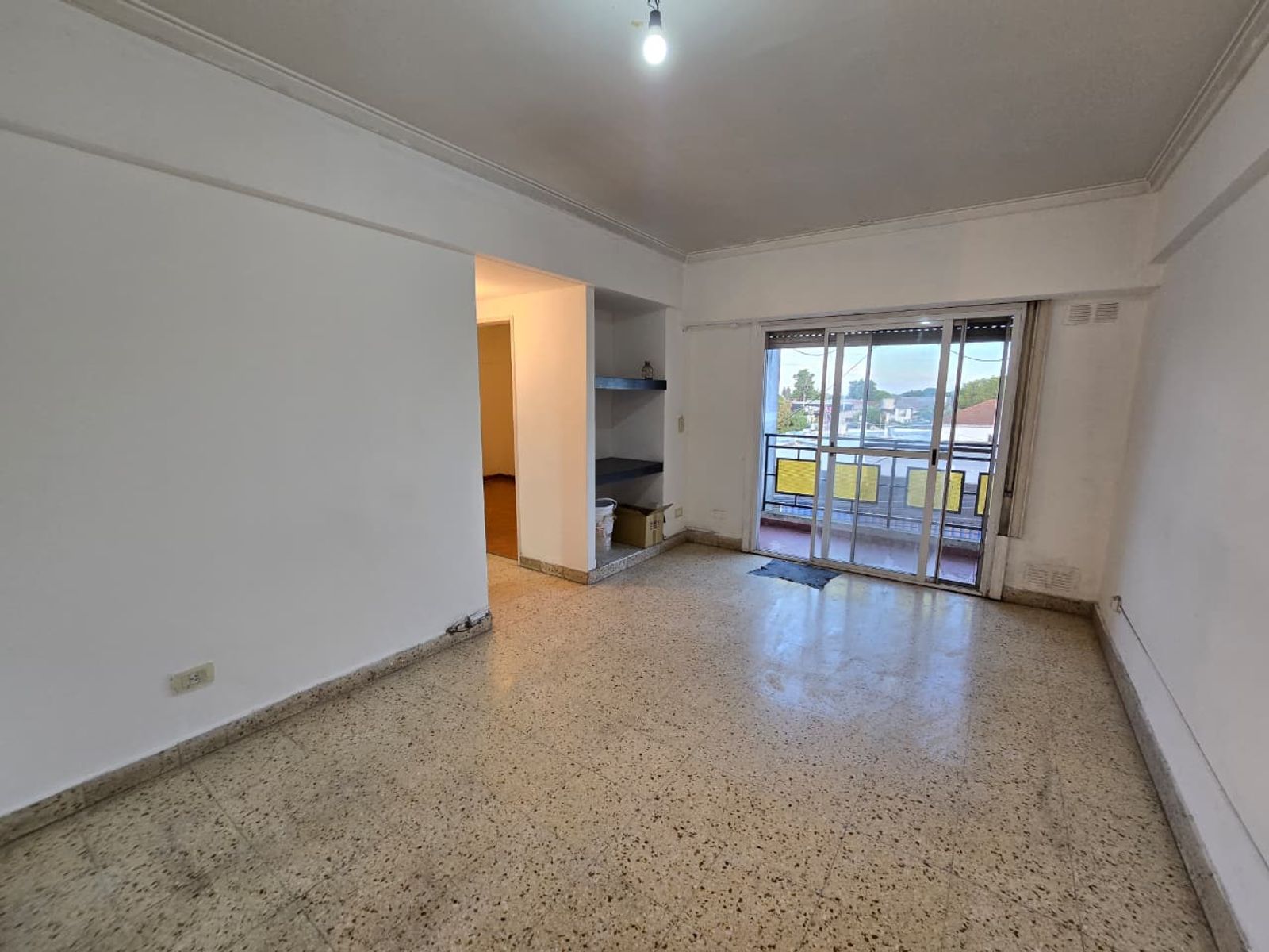 ALQUILER DE DEPARTAMENTO 3 AMBIENTES CON COCHERA - SOBRE AV. ALEM - MONTE GRANDE - 3