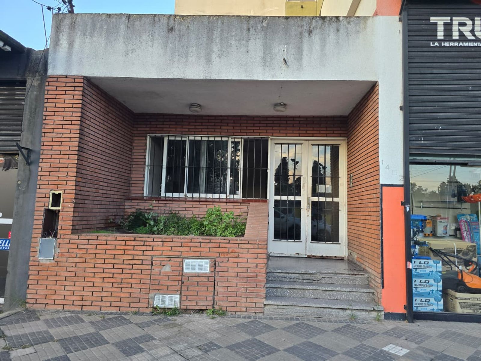 ALQUILER DE DEPARTAMENTO 3 AMBIENTES CON COCHERA - SOBRE AV. ALEM - MONTE GRANDE - 18