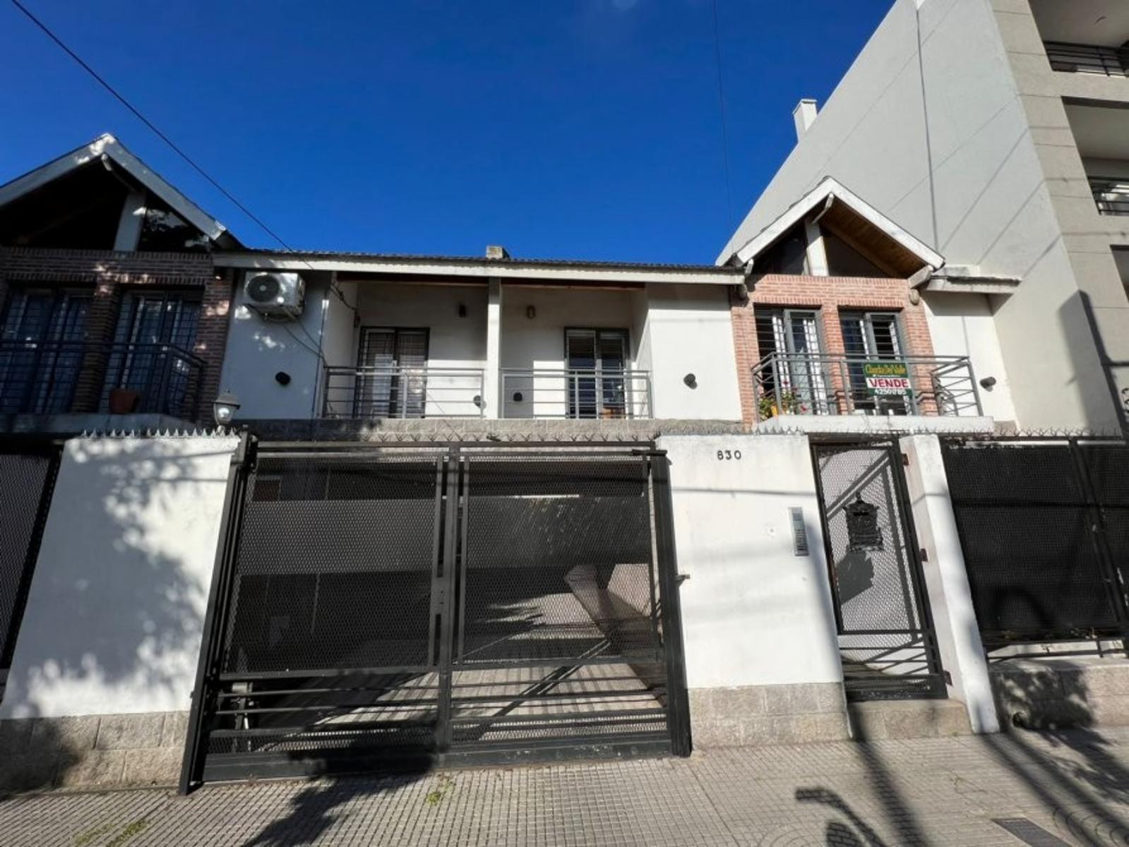VENTA DE INMEJORABLE DÚPLEX 4 AMBIENTES EN MONTE GRANDE CENTRO - CON COCHERA