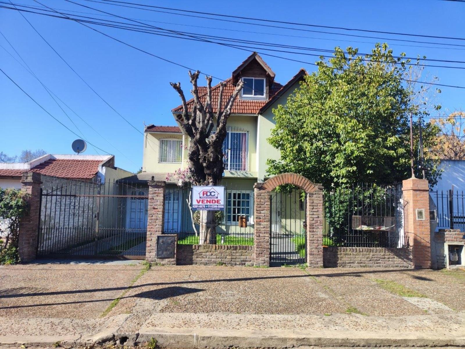 VENTA DE CHALET DE 6 AMBIENTES EN MONTE GRANDE - LOTE DE 600 M² - COCHERA PASANTE - GALERÍA — foto 2