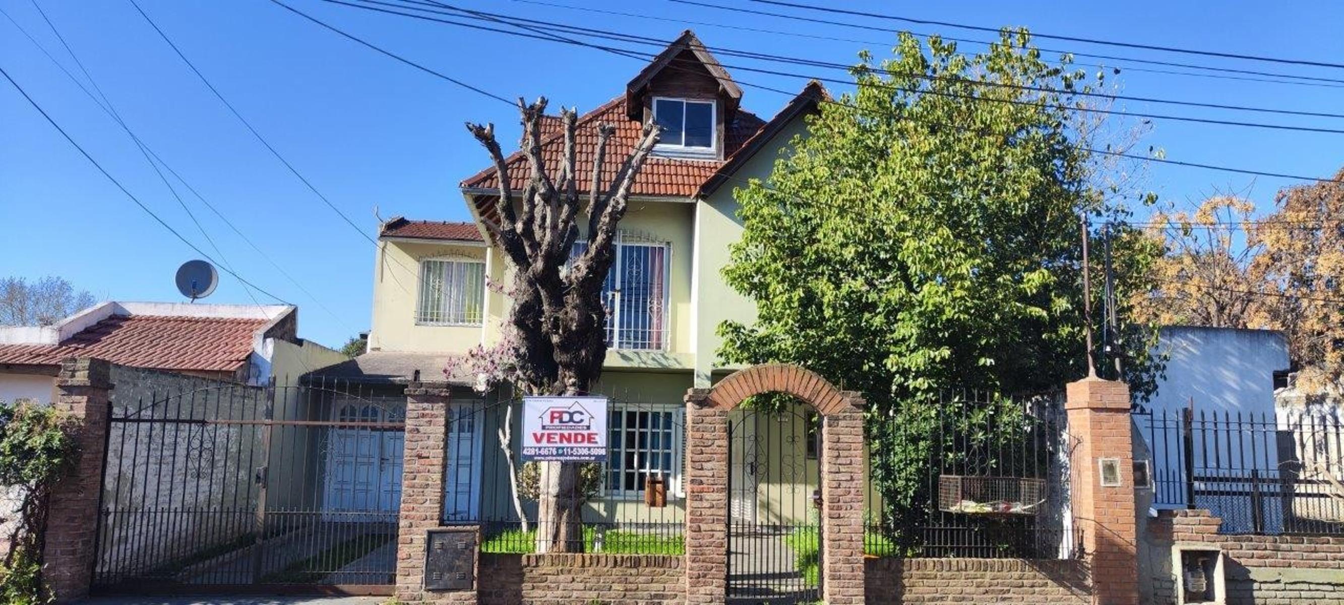 VENTA DE CHALET DE 6 AMBIENTES EN MONTE GRANDE - LOTE DE 600 M² - COCHERA PASANTE - GALERÍA — foto 3