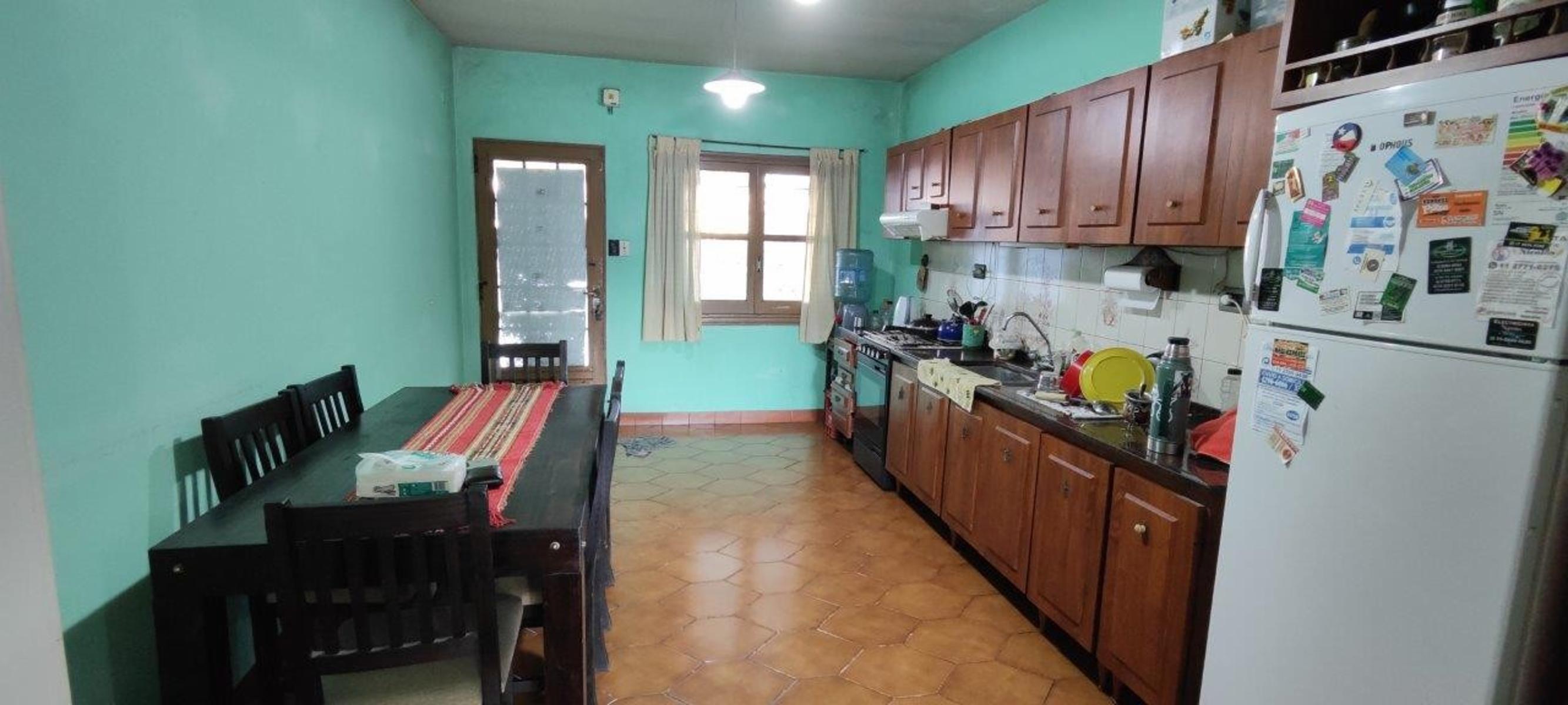 VENTA DE CHALET DE 6 AMBIENTES EN MONTE GRANDE - LOTE DE 600 M² - COCHERA PASANTE - GALERÍA — foto 8