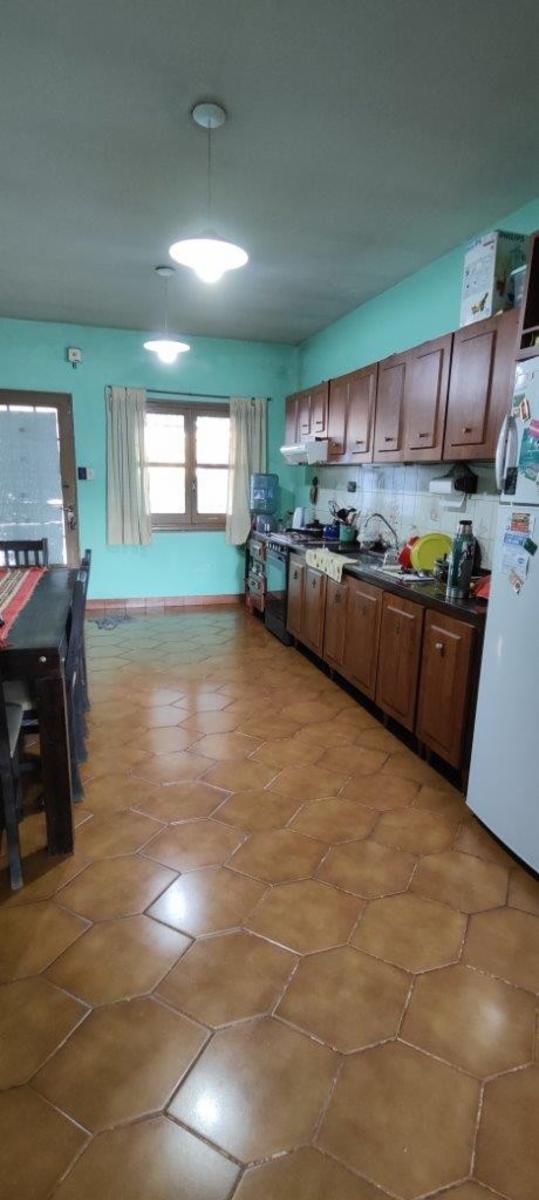 VENTA DE CHALET DE 6 AMBIENTES EN MONTE GRANDE - LOTE DE 600 M² - COCHERA PASANTE - GALERÍA — foto 9