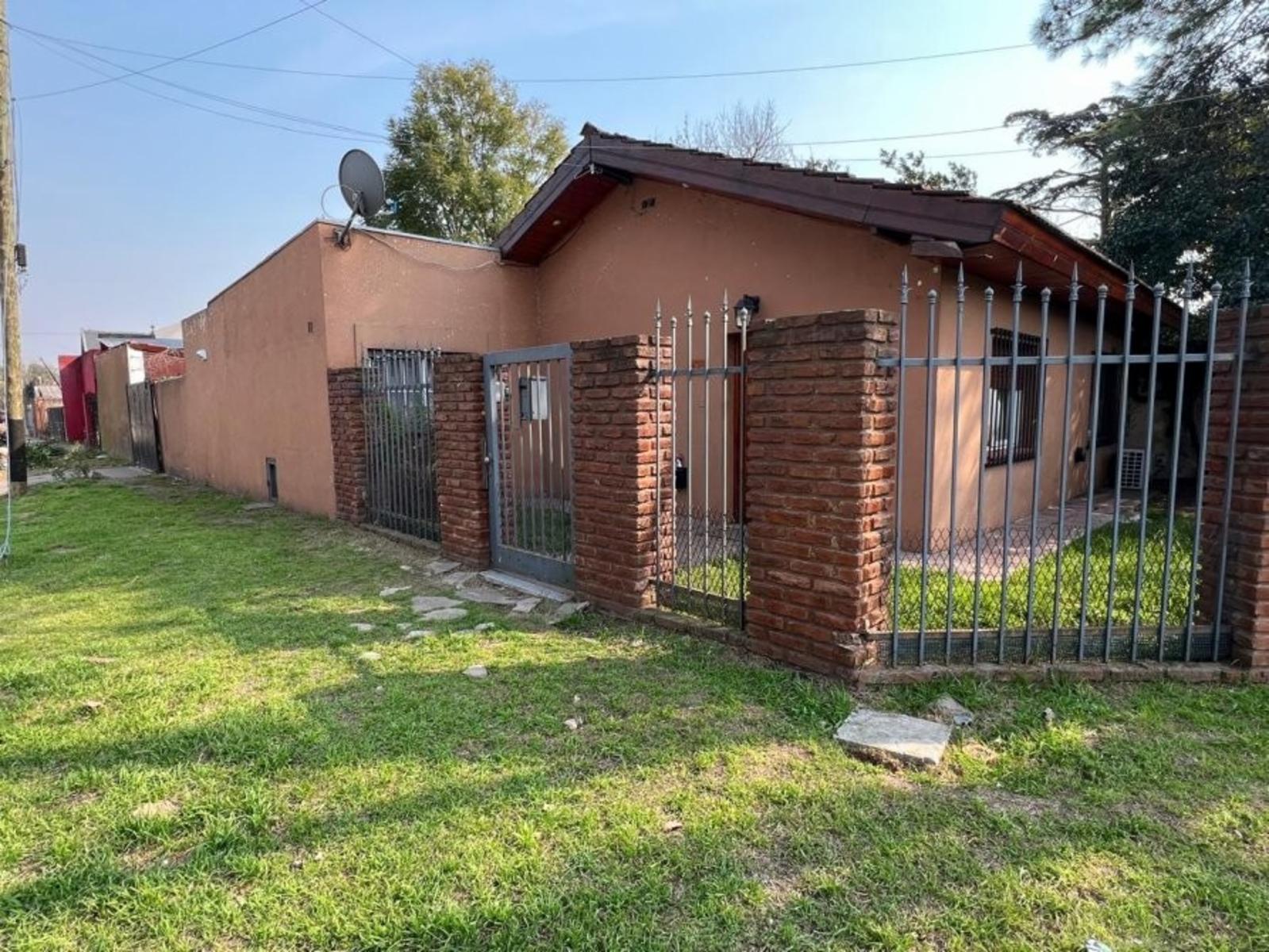 VENTA DE CHALET 3 AMBIENTES EN MONTE GRANDE - COCHERA - PARRILLA - PILETA - LOTE 300 M² — foto 3