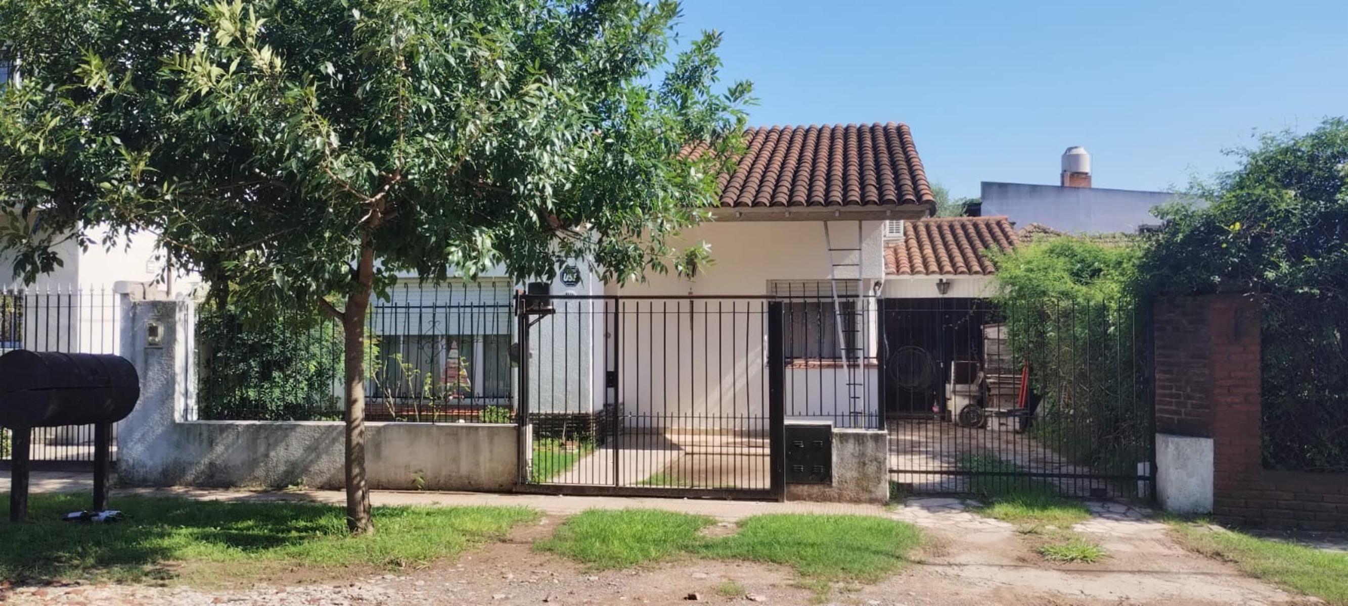 VENTA DE CHALET 3 AMBIENTES - APTO A CREDITO HIPOTECARIO - CON COCHERA - LIMITE CON MONTE GRANDE
