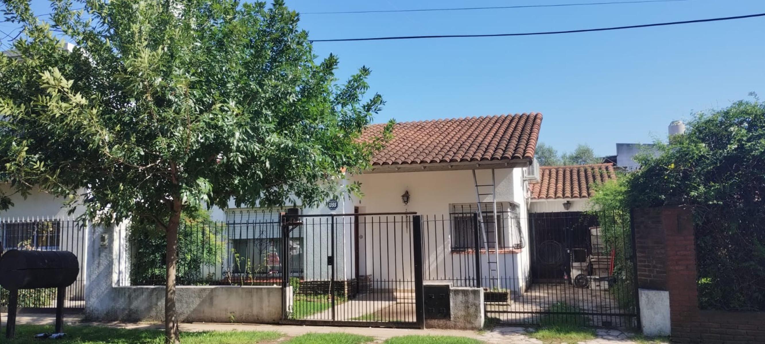 VENTA DE CHALET 3 AMBIENTES - APTO A CREDITO HIPOTECARIO - CON COCHERA - LIMITE CON MONTE GRANDE — foto 2