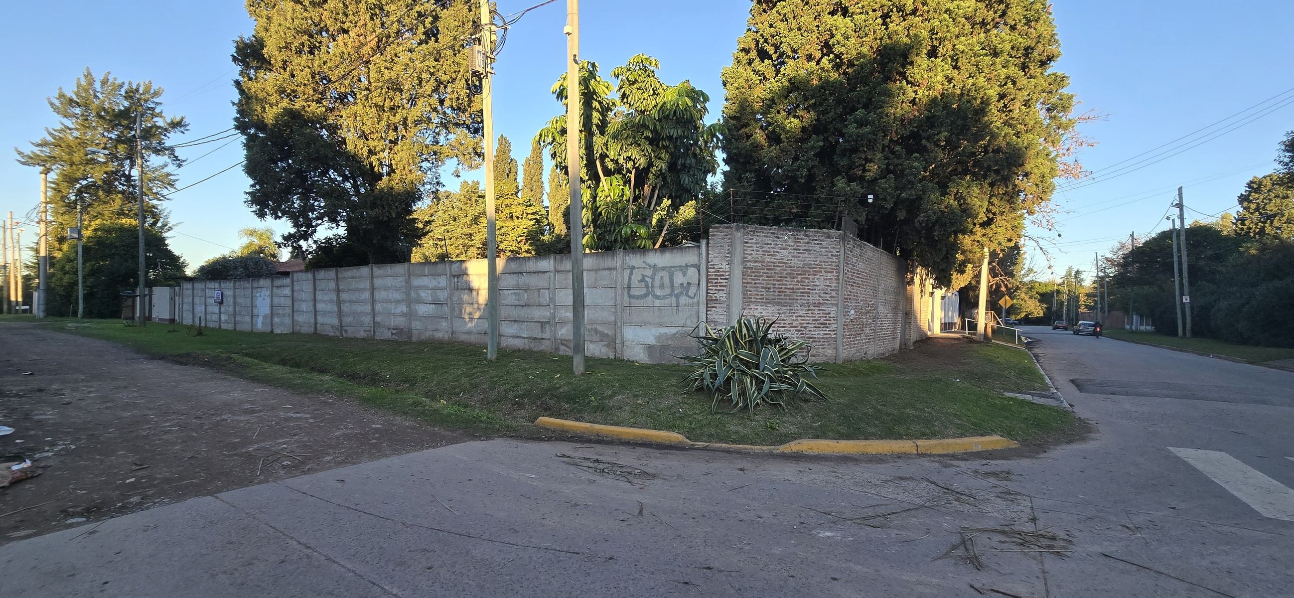 VENTA DE HERMOSO CHALET COLONIAL 4 AMBIENTES CON PARQUE,PISCINA,YCOCHERA. TIPO CASA QUINTA. MONTE GRANDE. — foto 2