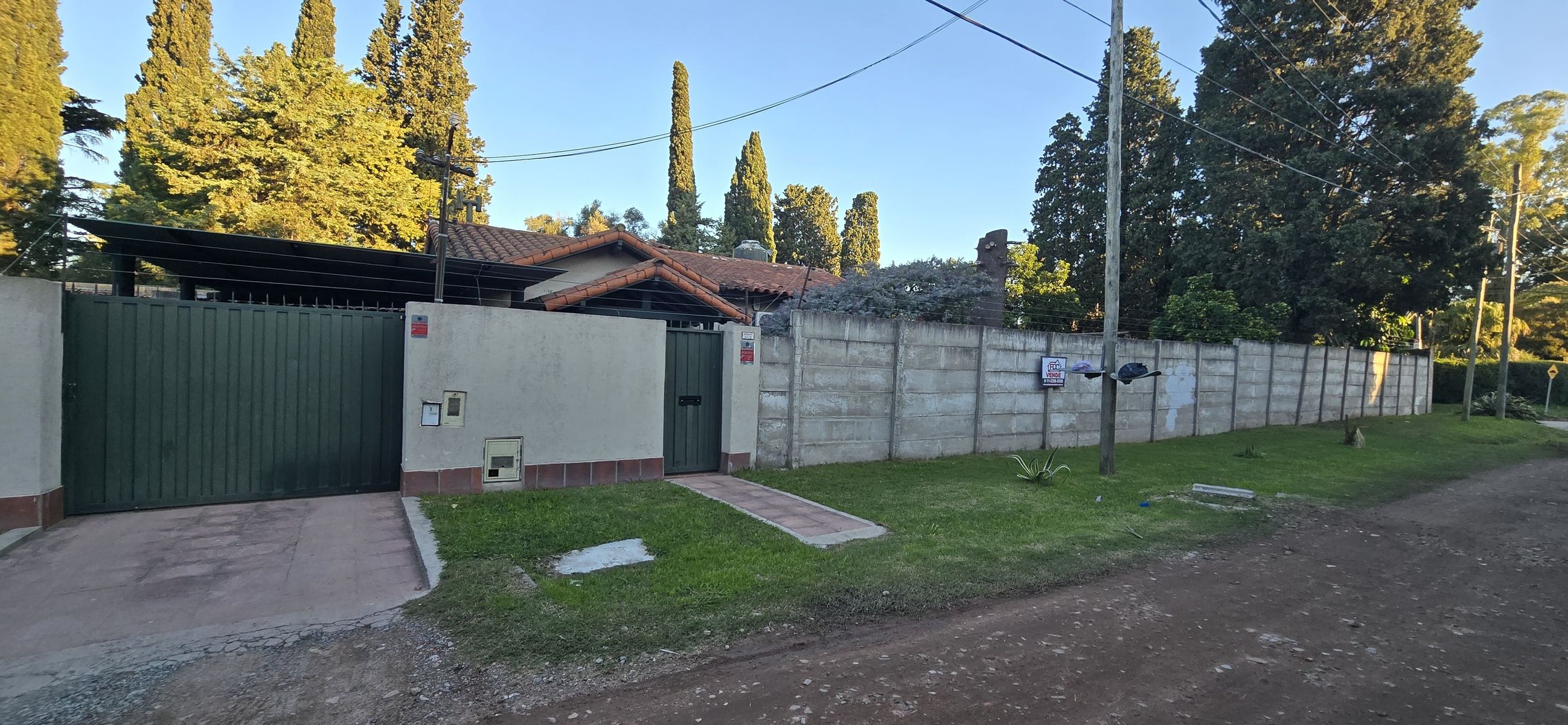 VENTA DE HERMOSO CHALET COLONIAL 4 AMBIENTES CON PARQUE,PISCINA,YCOCHERA. TIPO CASA QUINTA. MONTE GRANDE. — foto 3