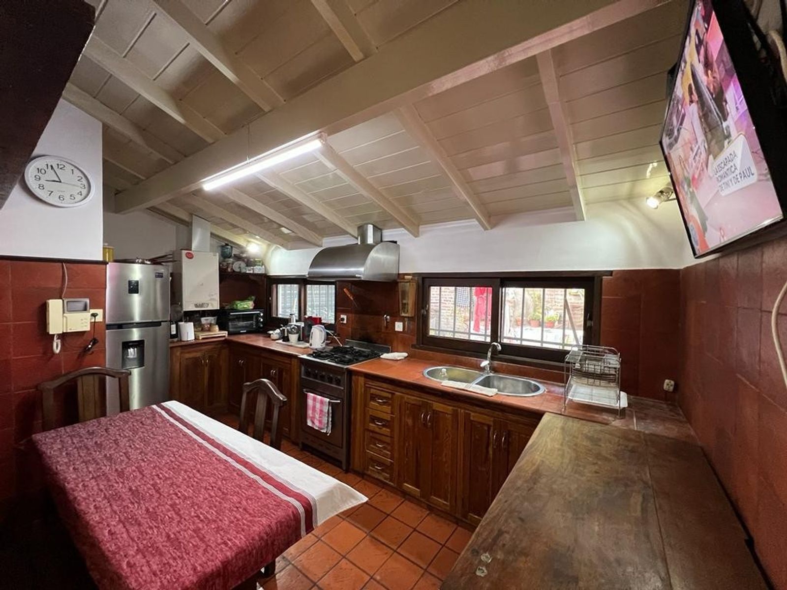 VENTA DE HERMOSO CHALET COLONIAL 4 AMBIENTES CON PARQUE,PISCINA,YCOCHERA. TIPO CASA QUINTA. MONTE GRANDE. — foto 4