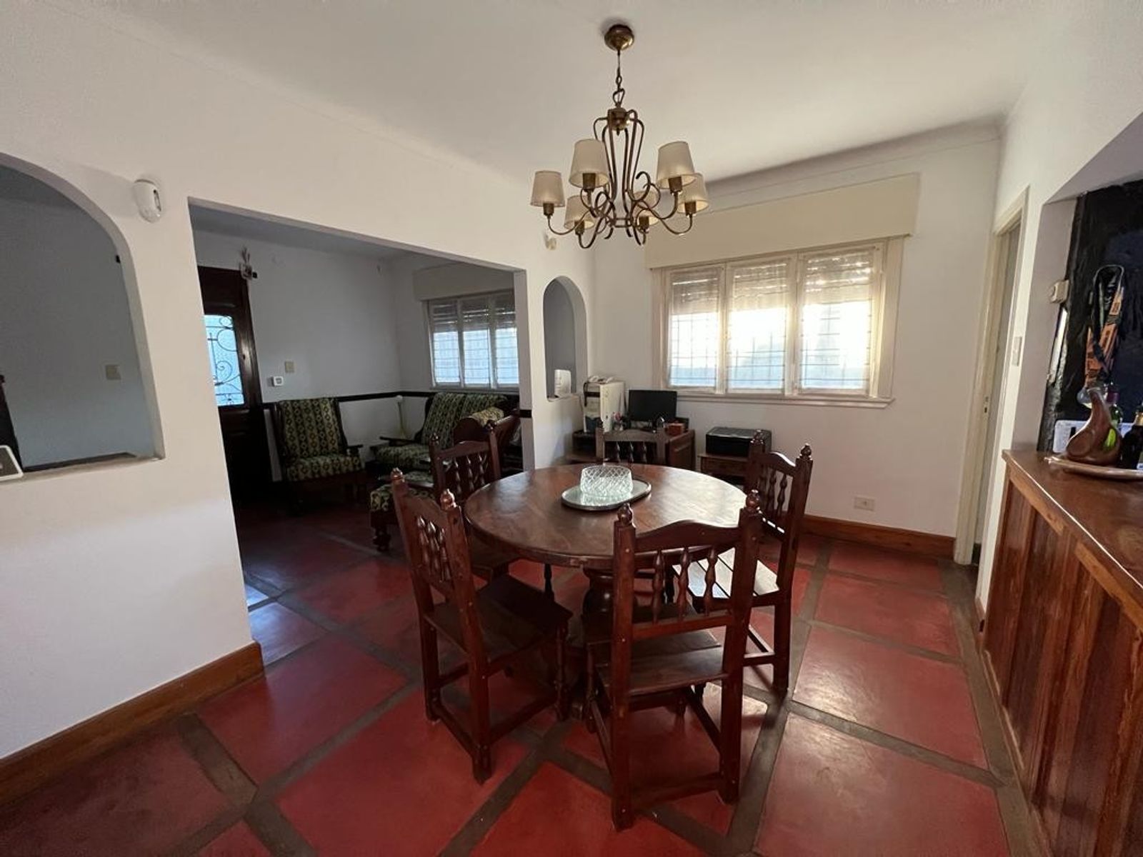 VENTA DE HERMOSO CHALET COLONIAL 4 AMBIENTES CON PARQUE,PISCINA,YCOCHERA. TIPO CASA QUINTA. MONTE GRANDE. — foto 5