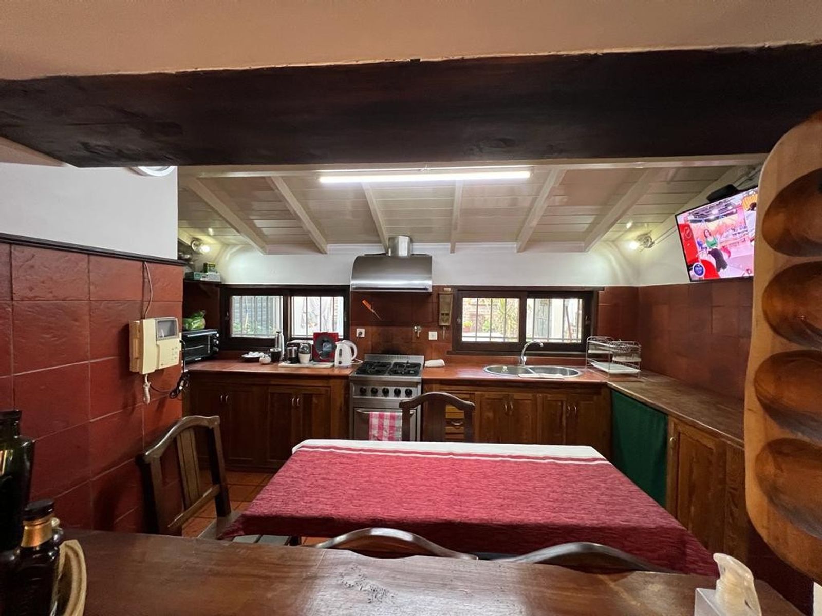 VENTA DE HERMOSO CHALET COLONIAL 4 AMBIENTES CON PARQUE,PISCINA,YCOCHERA. TIPO CASA QUINTA. MONTE GRANDE. — foto 6