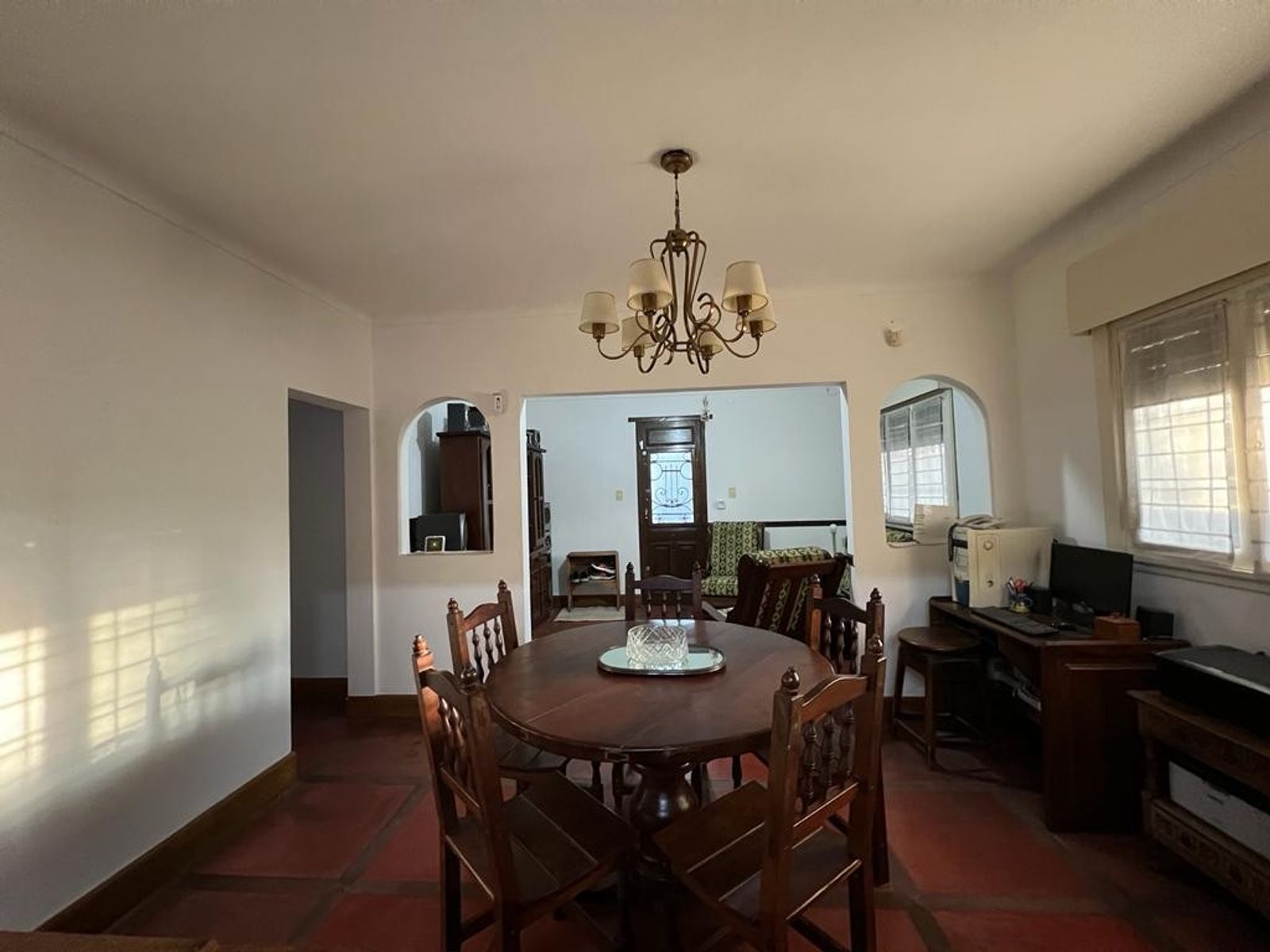 VENTA DE HERMOSO CHALET COLONIAL 4 AMBIENTES CON PARQUE,PISCINA,YCOCHERA. TIPO CASA QUINTA. MONTE GRANDE. — foto 7