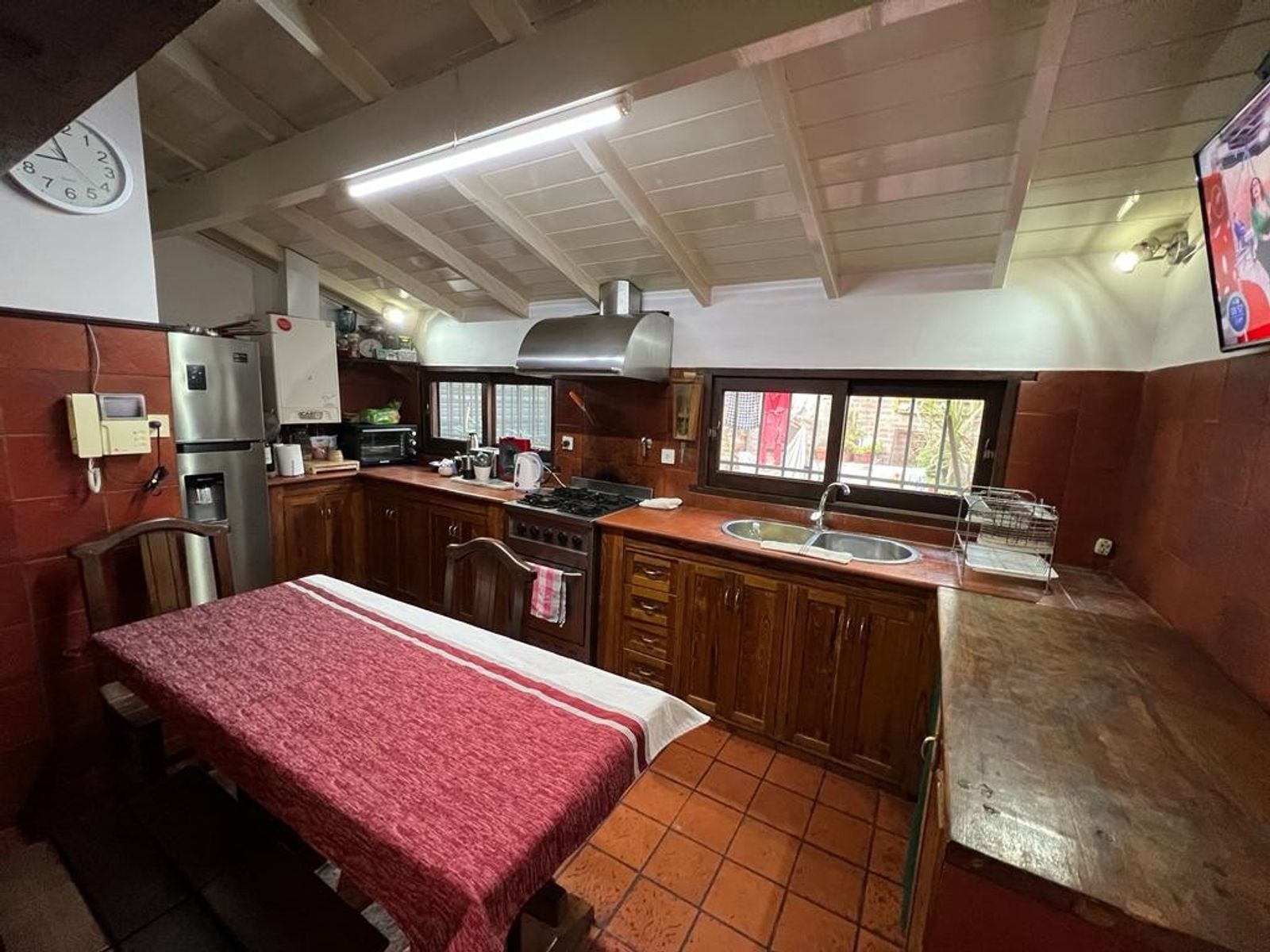 VENTA DE HERMOSO CHALET COLONIAL 4 AMBIENTES CON PARQUE,PISCINA,YCOCHERA. TIPO CASA QUINTA. MONTE GRANDE. — foto 8
