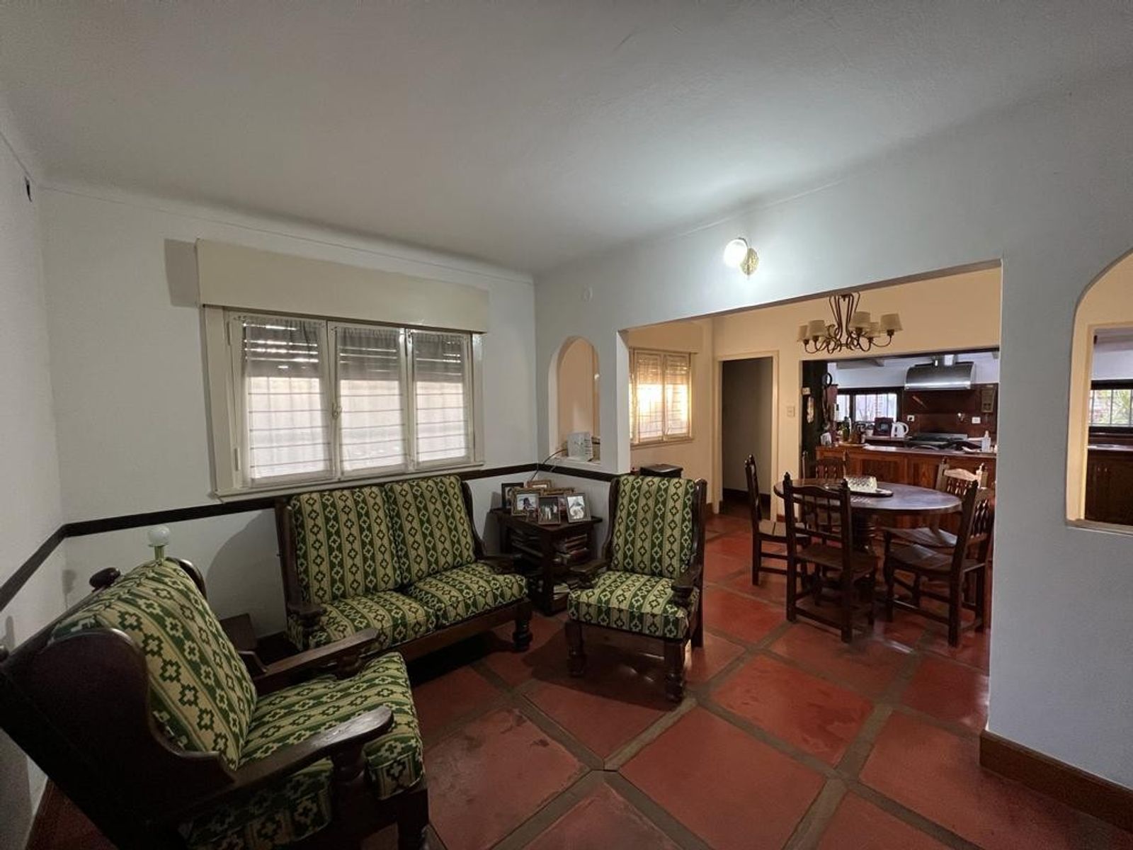 VENTA DE HERMOSO CHALET COLONIAL 4 AMBIENTES CON PARQUE,PISCINA,YCOCHERA. TIPO CASA QUINTA. MONTE GRANDE. — foto 9