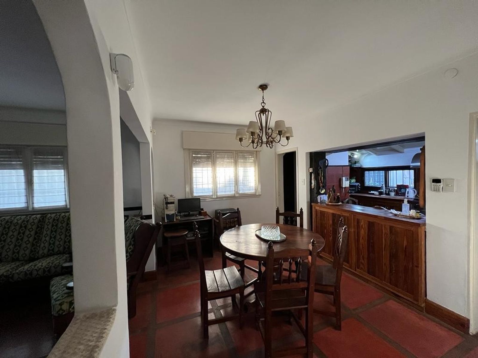 VENTA DE HERMOSO CHALET COLONIAL 4 AMBIENTES CON PARQUE,PISCINA,YCOCHERA. TIPO CASA QUINTA. MONTE GRANDE. — foto 10