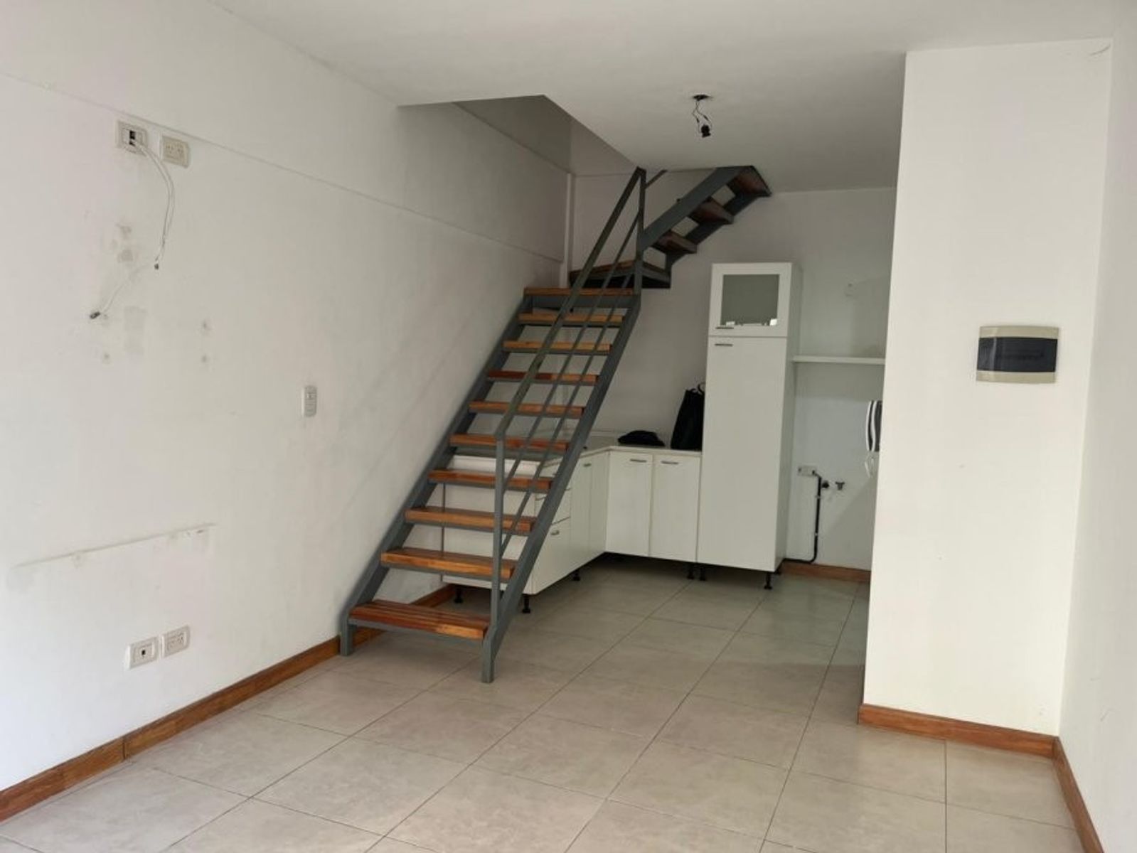 VENTA DE DEPARTAMENTO 2 AMBIENTES EN PLENO CENTRO DE MONTE GRANDE -APTO A CRÉDITO — foto 2