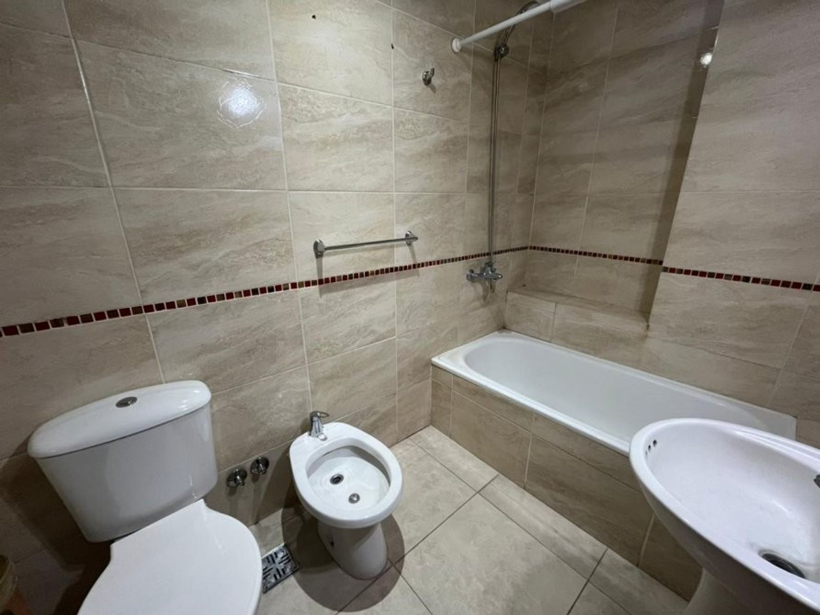 VENTA DE DEPARTAMENTO 2 AMBIENTES EN PLENO CENTRO DE MONTE GRANDE -APTO A CRÉDITO — foto 4