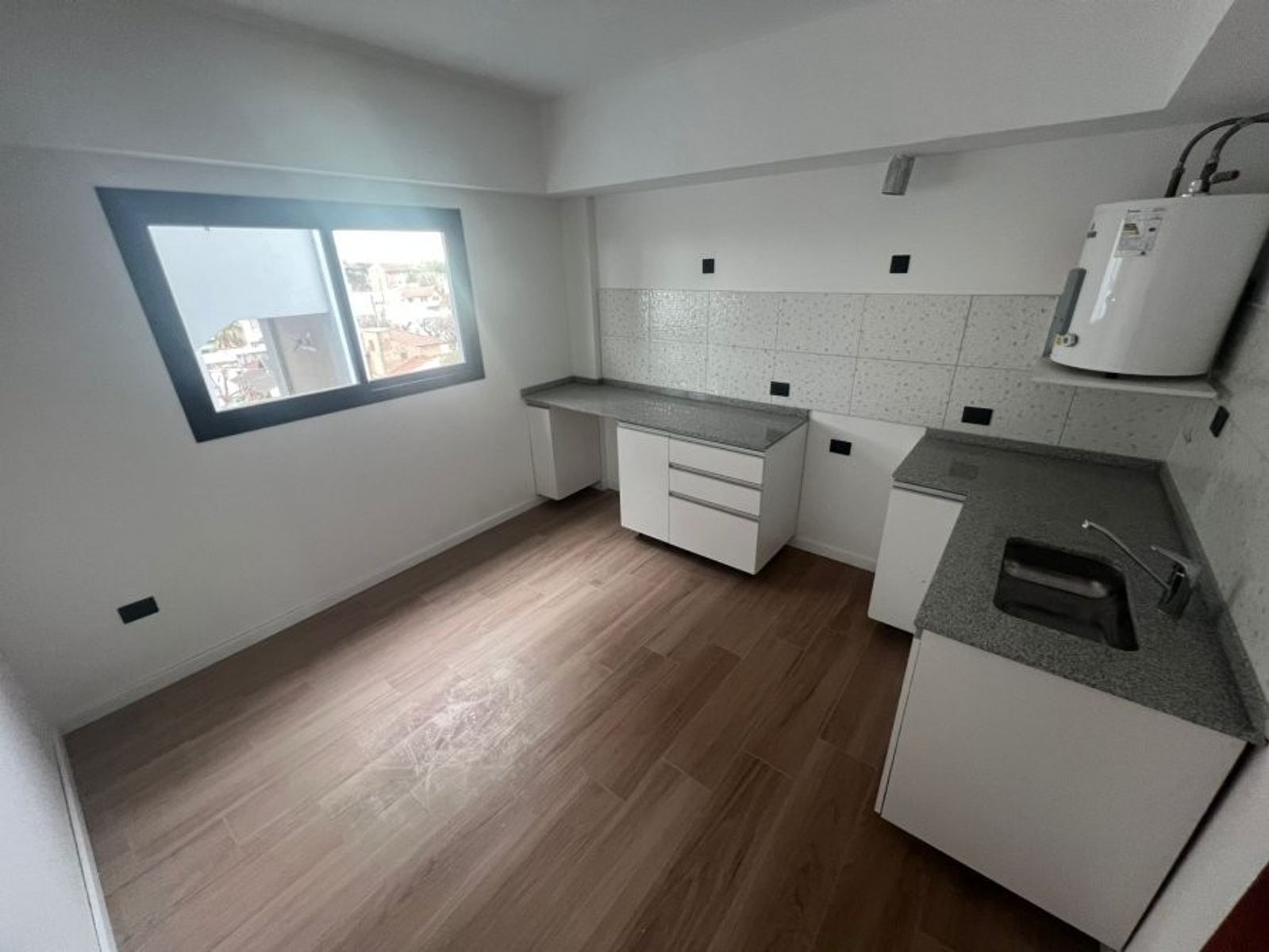 VENTA DE MUY AMPLIO DEPARTAMENTO 2 AMBIENTES CON COCHERA - MONTE GRANDE — foto 6