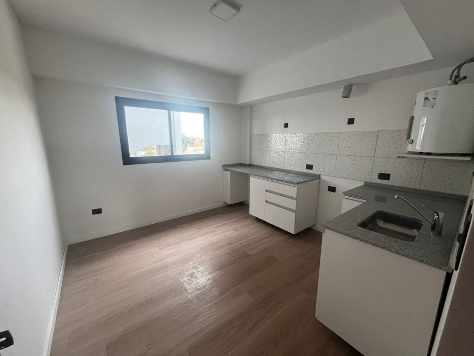 VENTA DE MUY AMPLIO DEPARTAMENTO 2 AMBIENTES CON COCHERA - MONTE GRANDE — foto 7