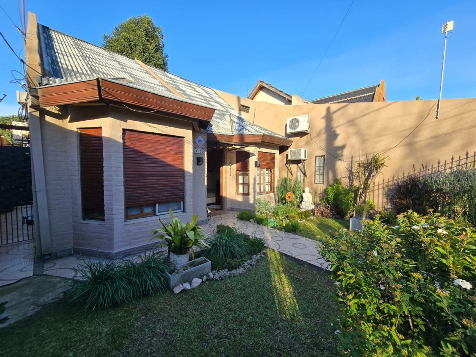 VENTA DE CHALET 5 AMBIENTES CON COCHERA PARA 2 AUTOS - MONTE GRANDE.