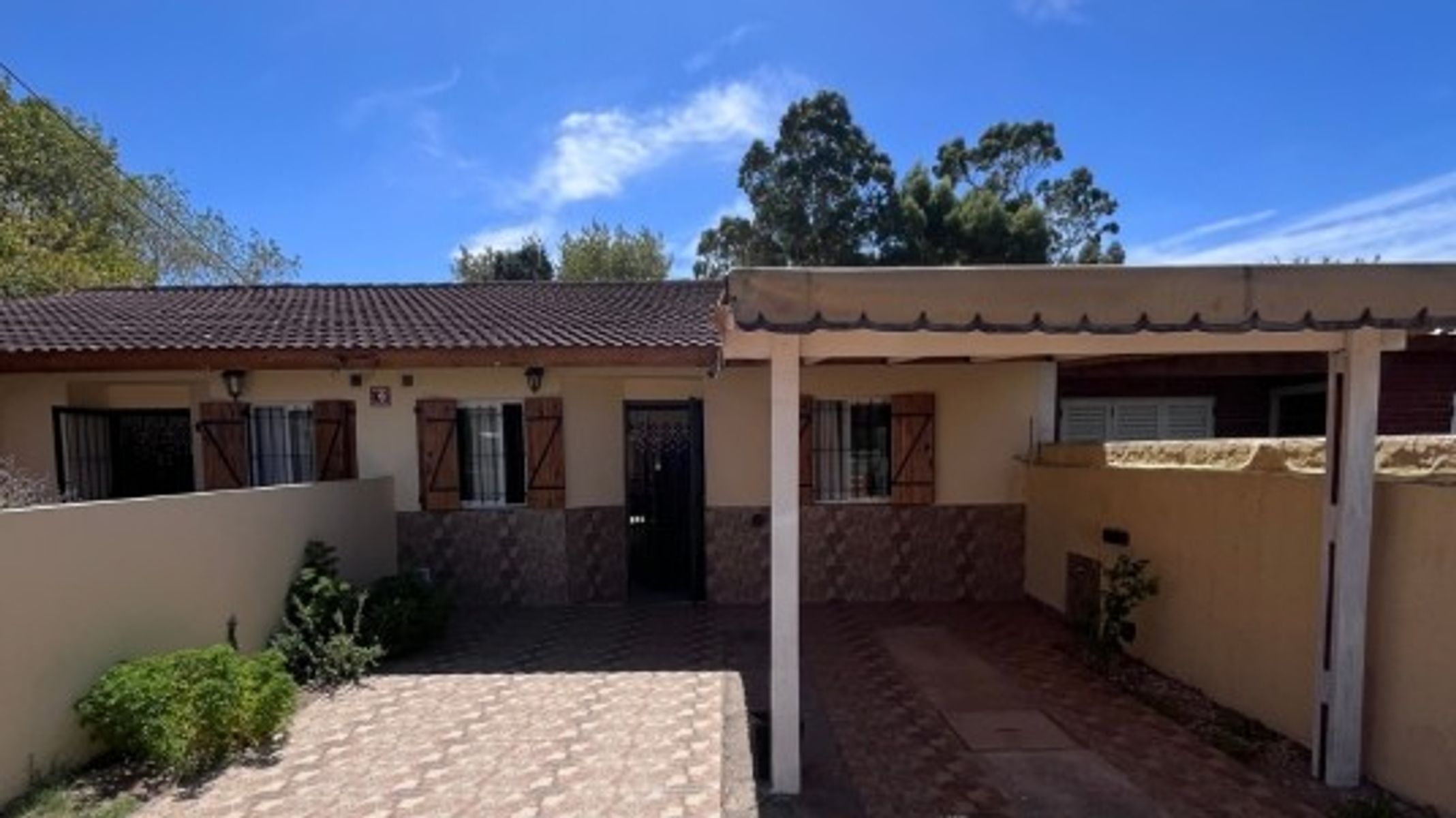 VENTA DE CHALET 3 AMBIENTES CON COCHERA EN MAR DEL TUYU - 6 CUADRAS DEL MAR - 4 DE LA PEATONAL