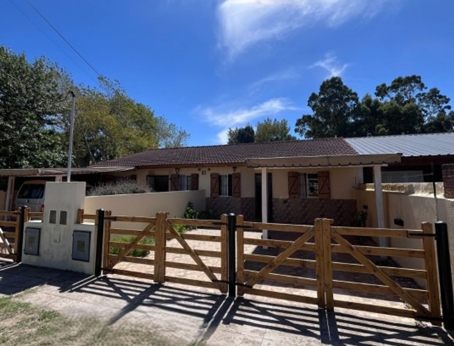 VENTA DE CHALET 3 AMBIENTES CON COCHERA EN MAR DEL TUYU - 6 CUADRAS DEL MAR - 4 DE LA PEATONAL — foto 3