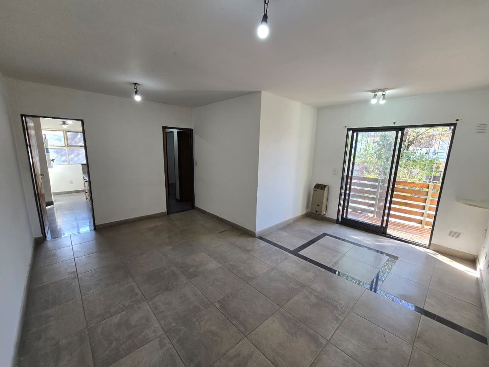 ALQUILER DE EXCELENTE DEPARTAMENTO 3 AMBIENTES SOBRE AVENIDA - BARRIO COCA COLA - MONTE GRANDE - 1