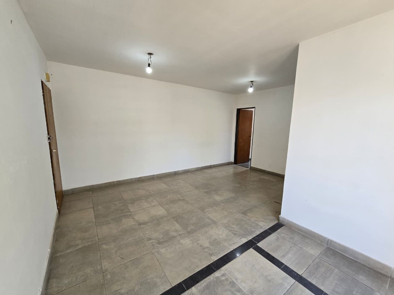ALQUILER DE EXCELENTE DEPARTAMENTO 3 AMBIENTES SOBRE AVENIDA - BARRIO COCA COLA - MONTE GRANDE - 2