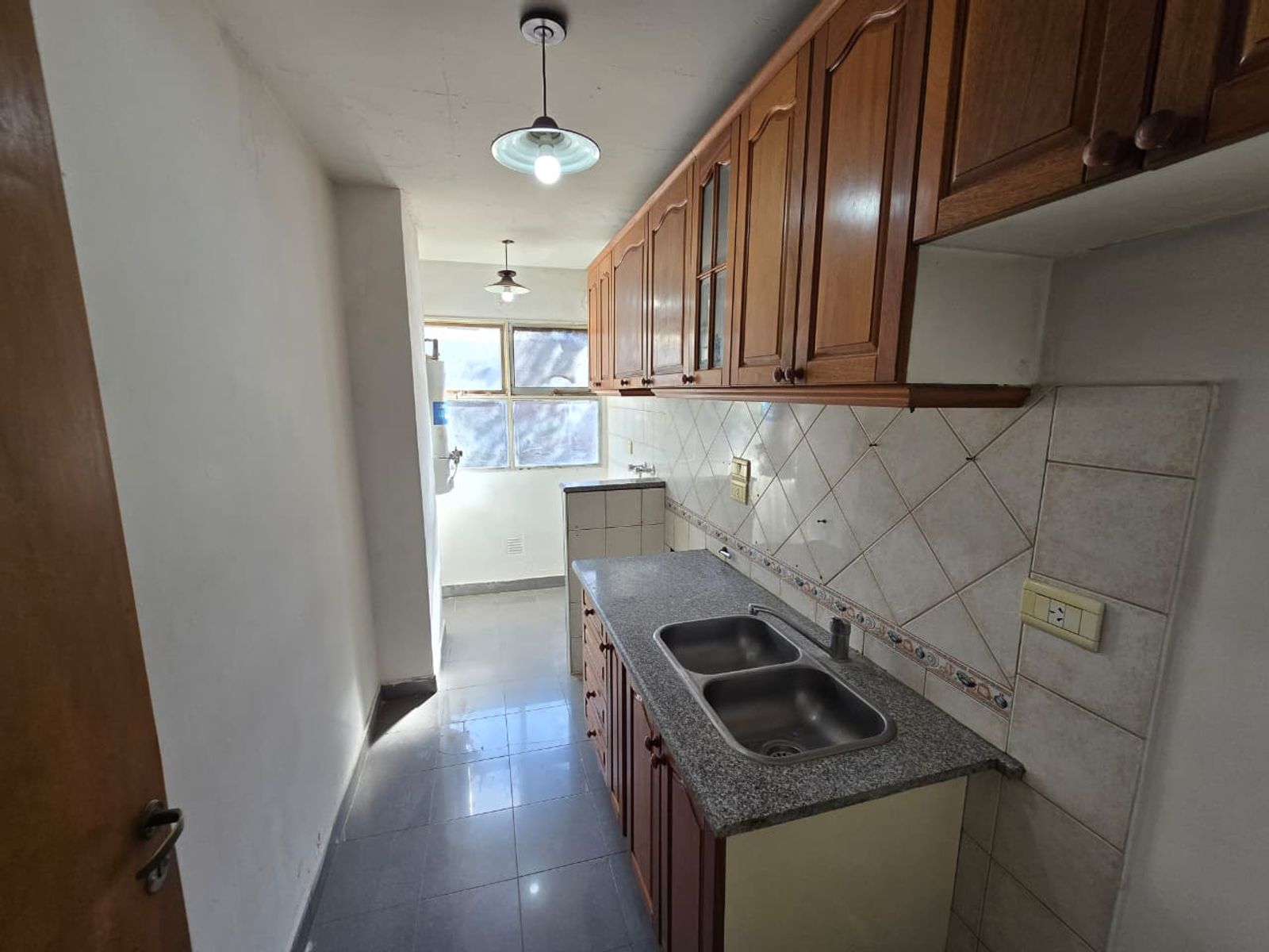 ALQUILER DE EXCELENTE DEPARTAMENTO 3 AMBIENTES SOBRE AVENIDA - BARRIO COCA COLA - MONTE GRANDE - 21