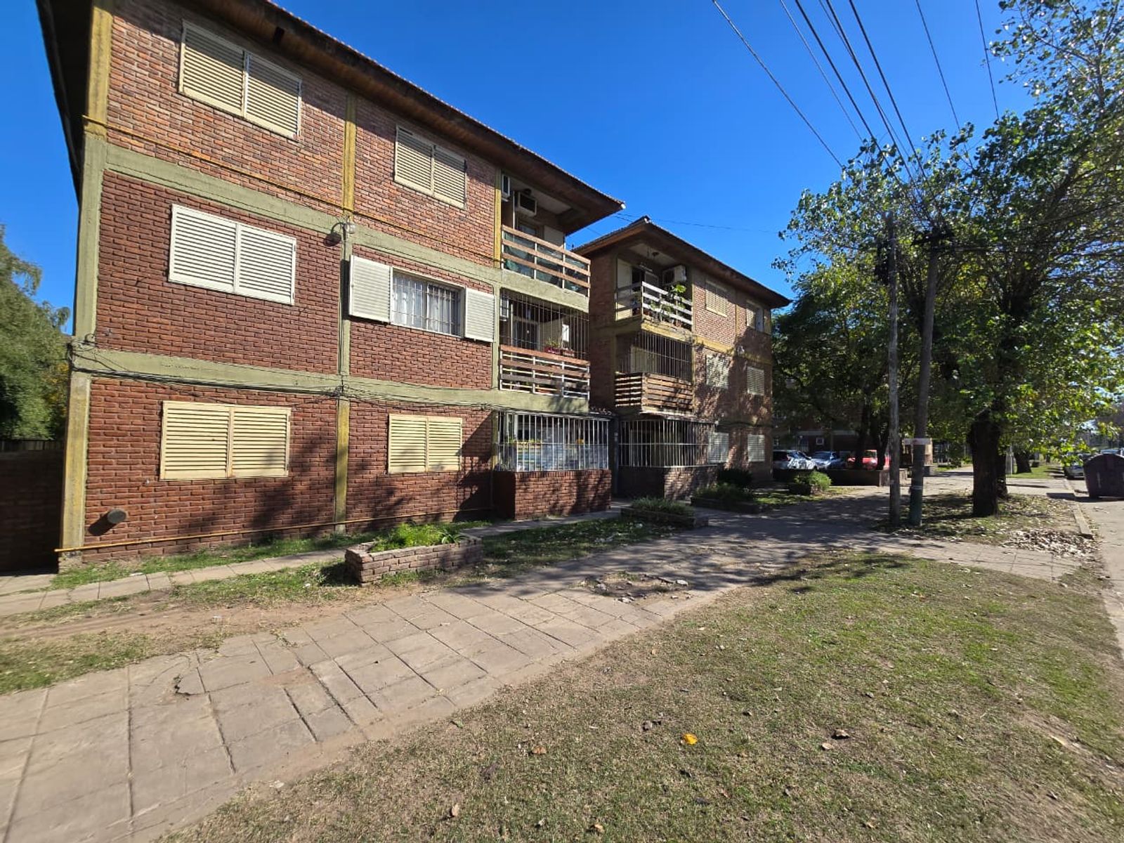 ALQUILER DE EXCELENTE DEPARTAMENTO 3 AMBIENTES SOBRE AVENIDA - BARRIO COCA COLA - MONTE GRANDE - 25