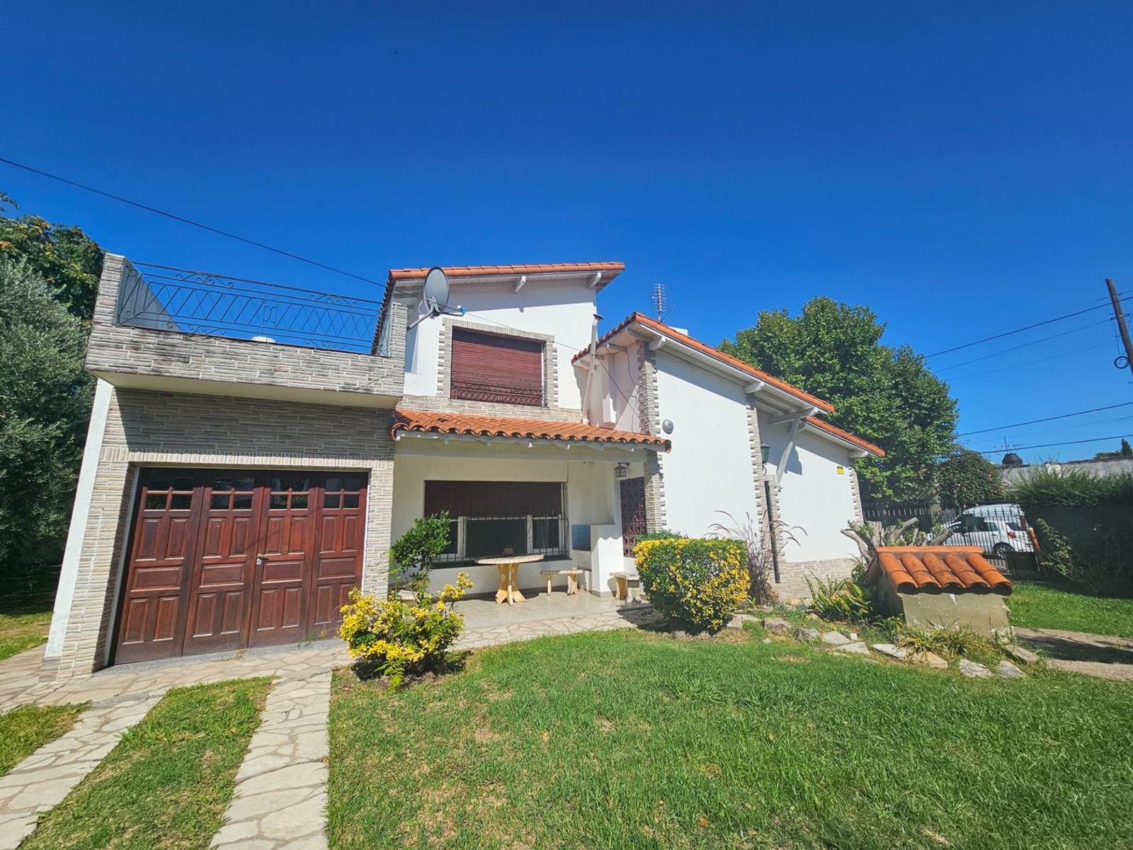 VENTA DE CASA 3 AMBIENTES SOBRE 4 LOTES EN MONTE GRANDE - CON PILETA - 2
