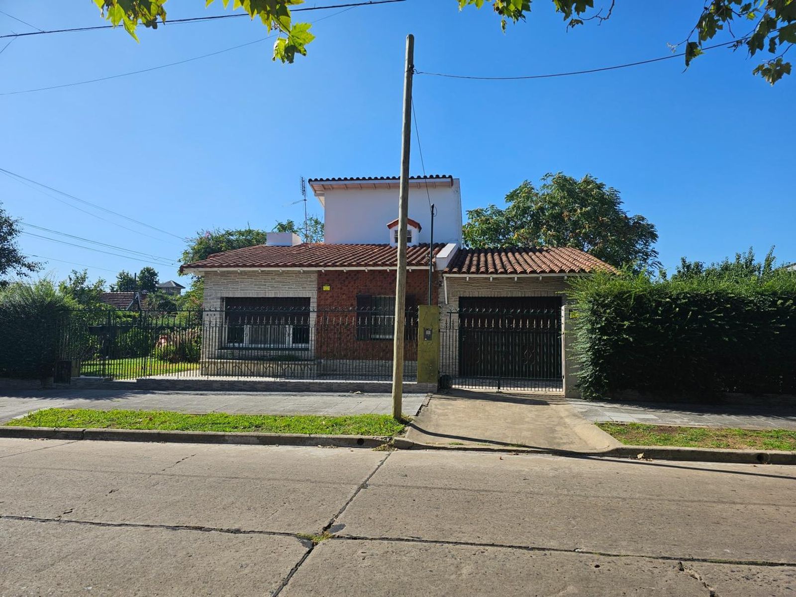 VENTA DE CASA 3 AMBIENTES SOBRE 4 LOTES EN MONTE GRANDE - CON PILETA - 3