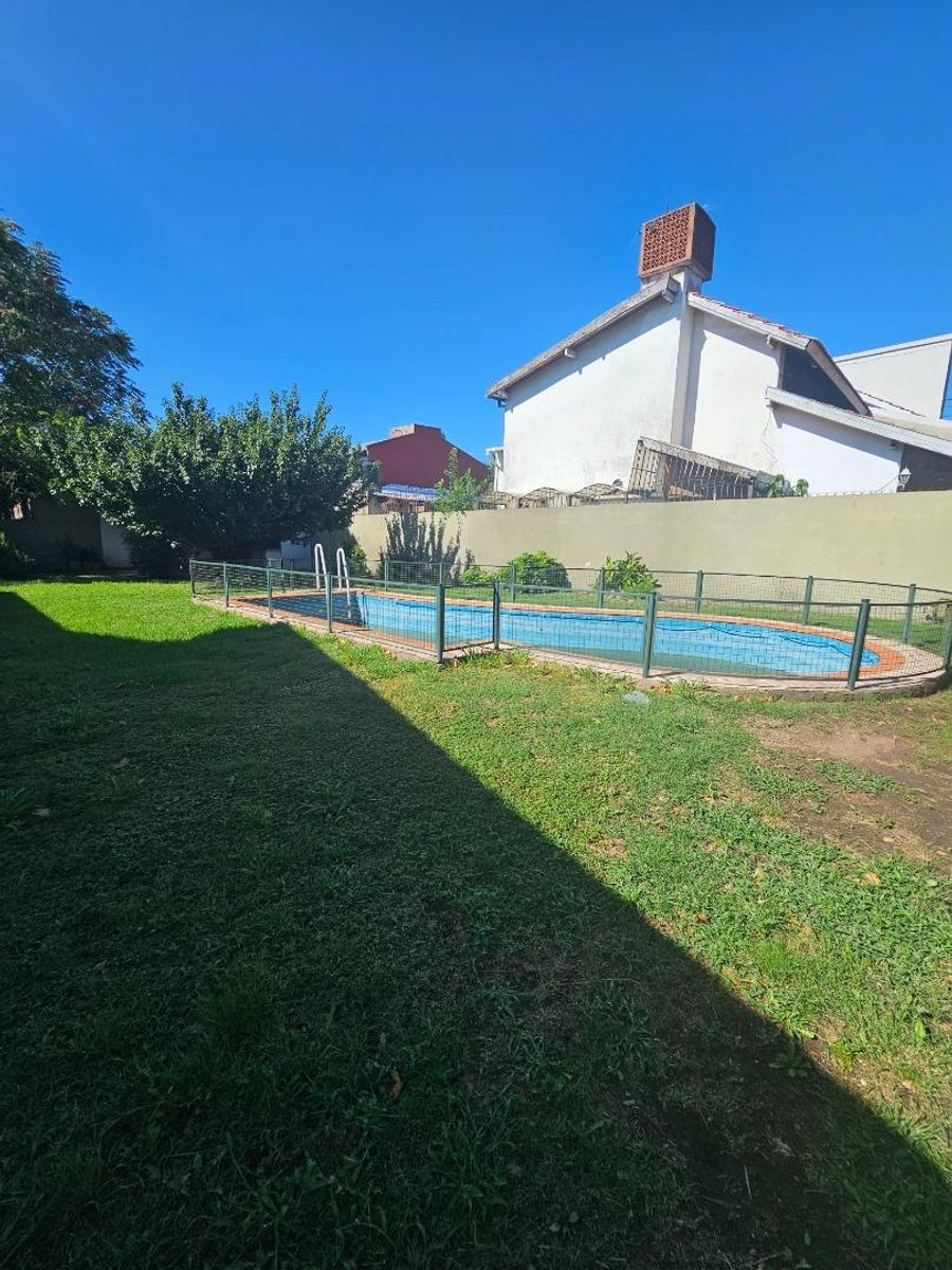VENTA DE CASA 3 AMBIENTES SOBRE 4 LOTES EN MONTE GRANDE - CON PILETA - 5