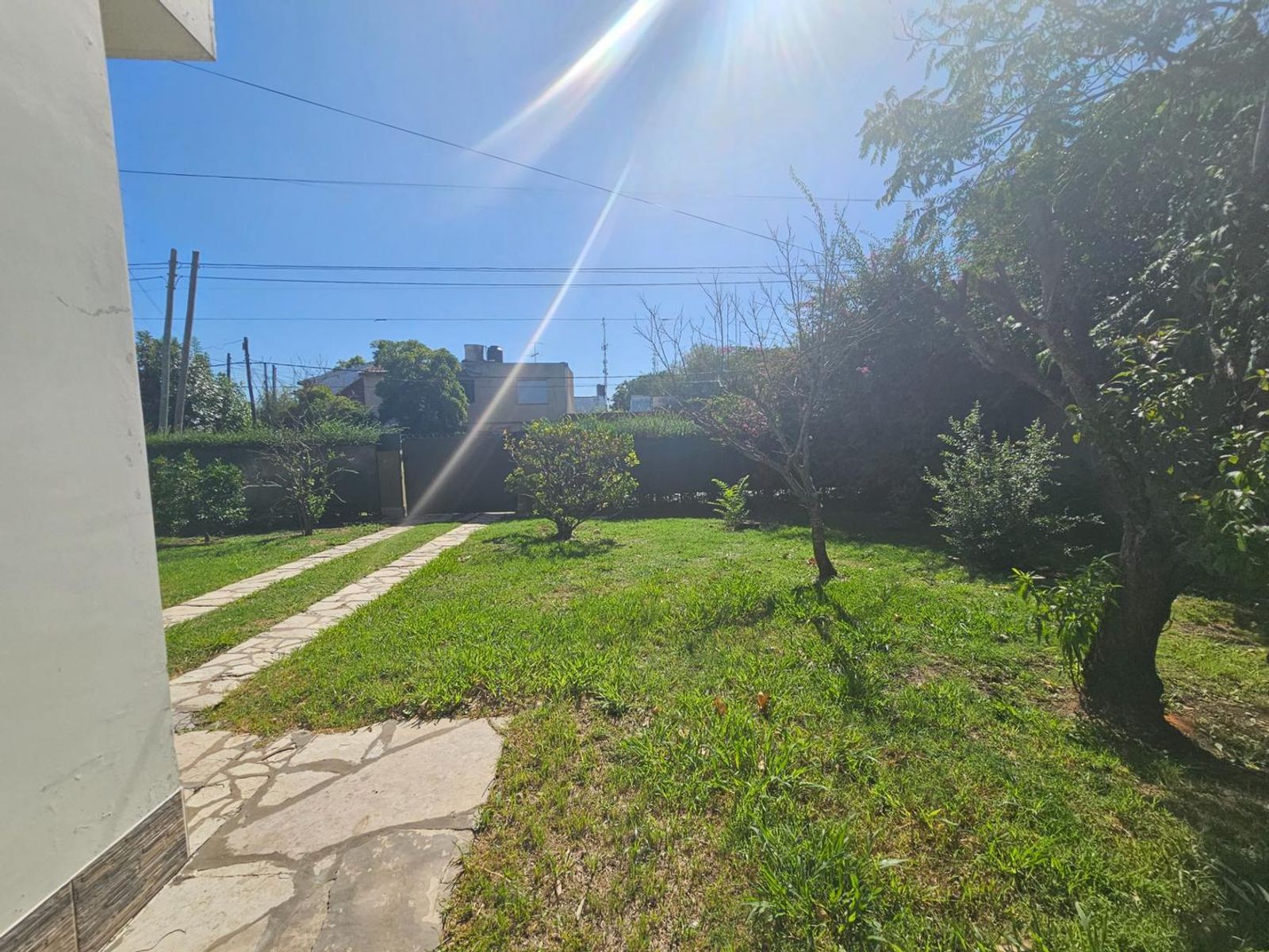 VENTA DE CASA 3 AMBIENTES SOBRE 4 LOTES EN MONTE GRANDE - CON PILETA - 7