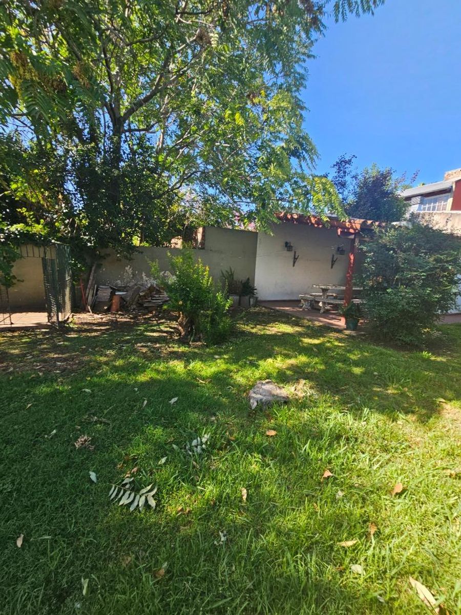 VENTA DE CASA 3 AMBIENTES SOBRE 4 LOTES EN MONTE GRANDE - CON PILETA - 8