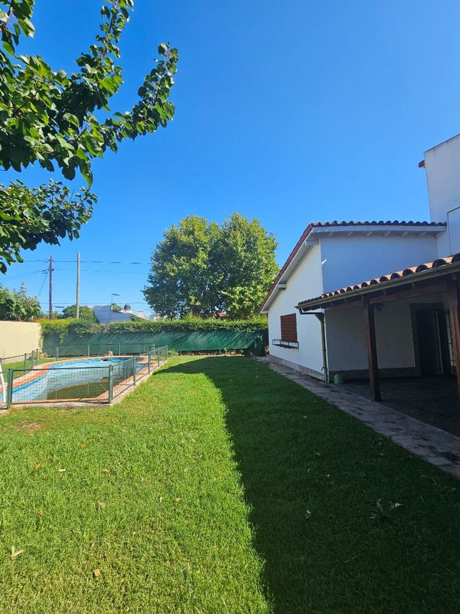 VENTA DE CASA 3 AMBIENTES SOBRE 4 LOTES EN MONTE GRANDE - CON PILETA - 10