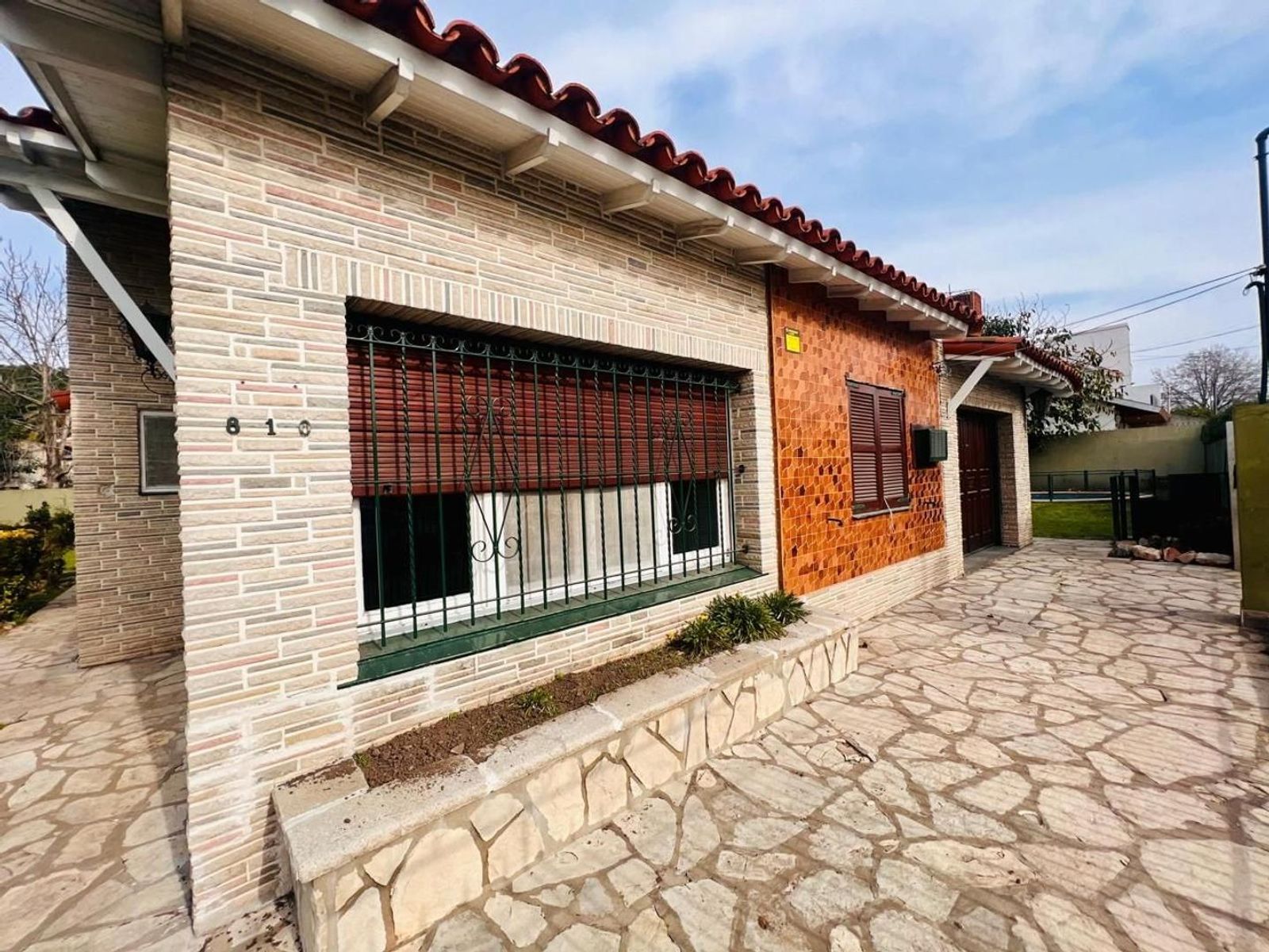 VENTA DE CASA 3 AMBIENTES SOBRE 4 LOTES EN MONTE GRANDE - CON PILETA - 12
