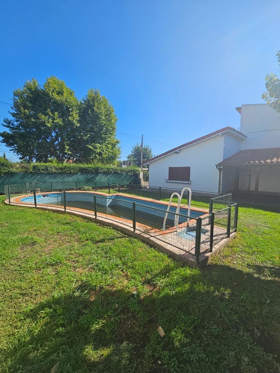 VENTA DE CASA 3 AMBIENTES SOBRE 4 LOTES EN MONTE GRANDE - CON PILETA - 13