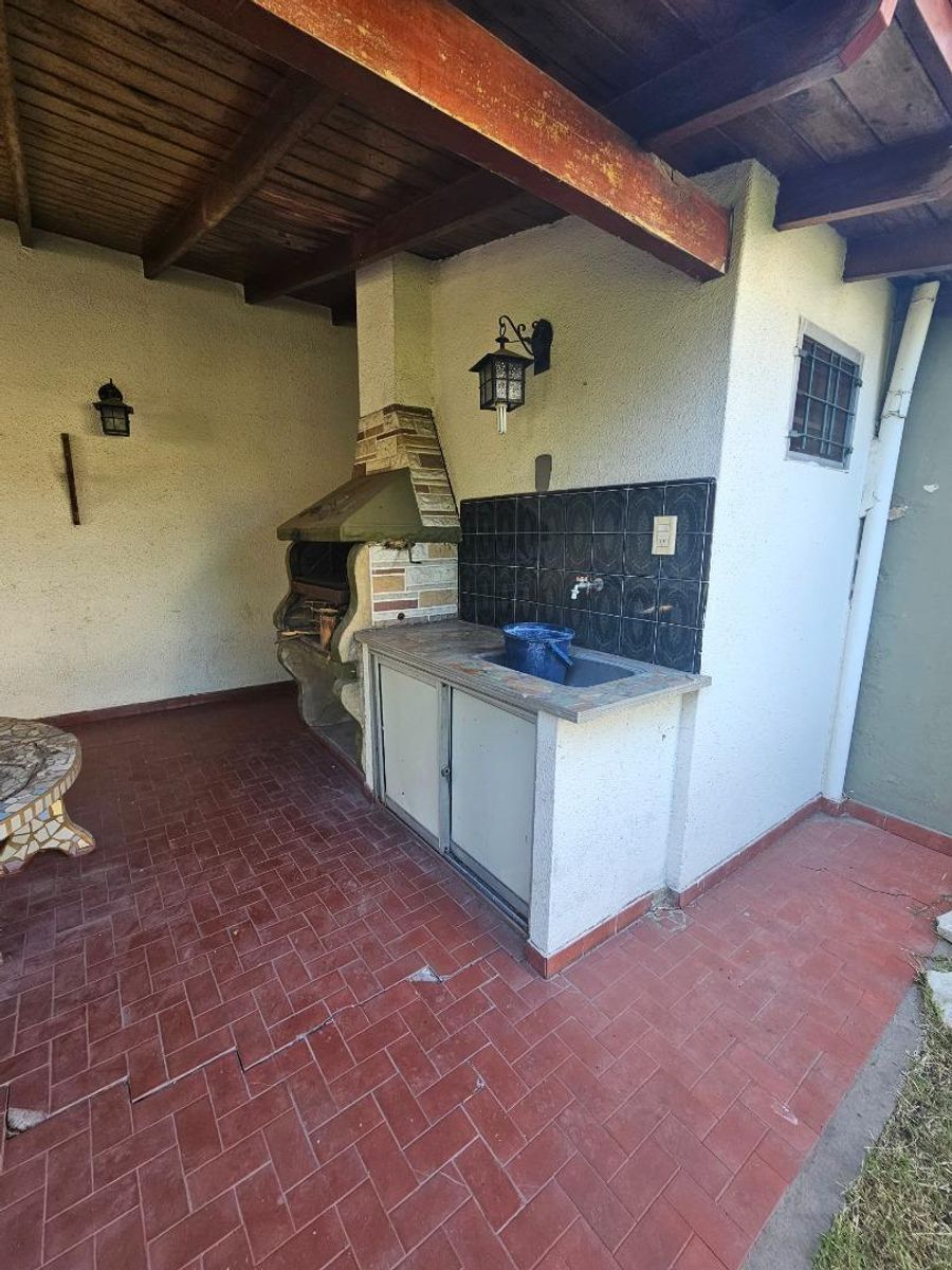 VENTA DE CASA 3 AMBIENTES SOBRE 4 LOTES EN MONTE GRANDE - CON PILETA - 15