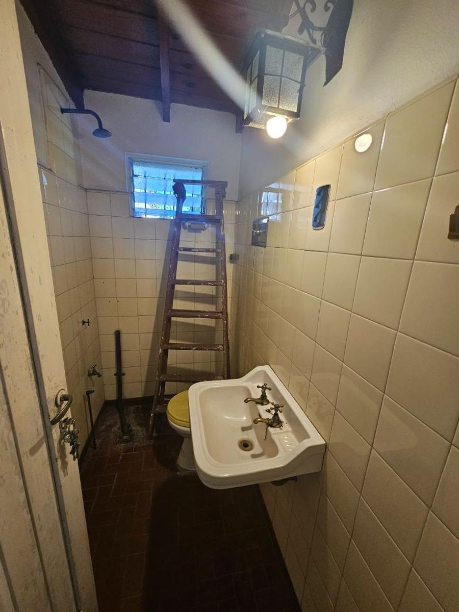 VENTA DE CASA 3 AMBIENTES SOBRE 4 LOTES EN MONTE GRANDE - CON PILETA - 18