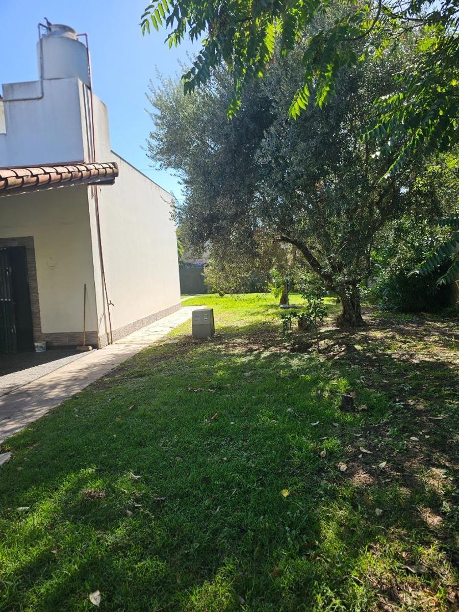 VENTA DE CASA 3 AMBIENTES SOBRE 4 LOTES EN MONTE GRANDE - CON PILETA - 20