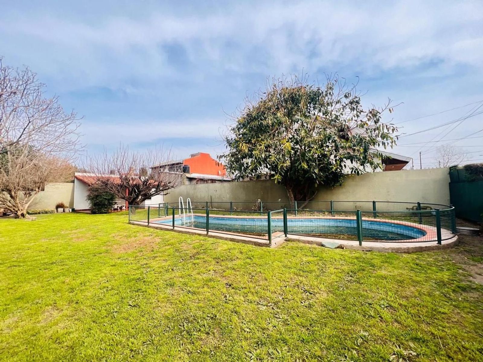 VENTA DE CASA 3 AMBIENTES SOBRE 4 LOTES EN MONTE GRANDE - CON PILETA - 22