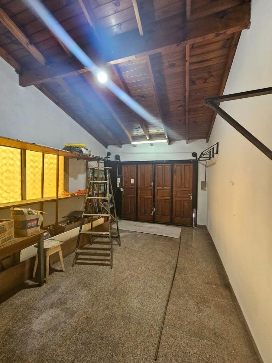 VENTA DE CASA 3 AMBIENTES SOBRE 4 LOTES EN MONTE GRANDE - CON PILETA - 23