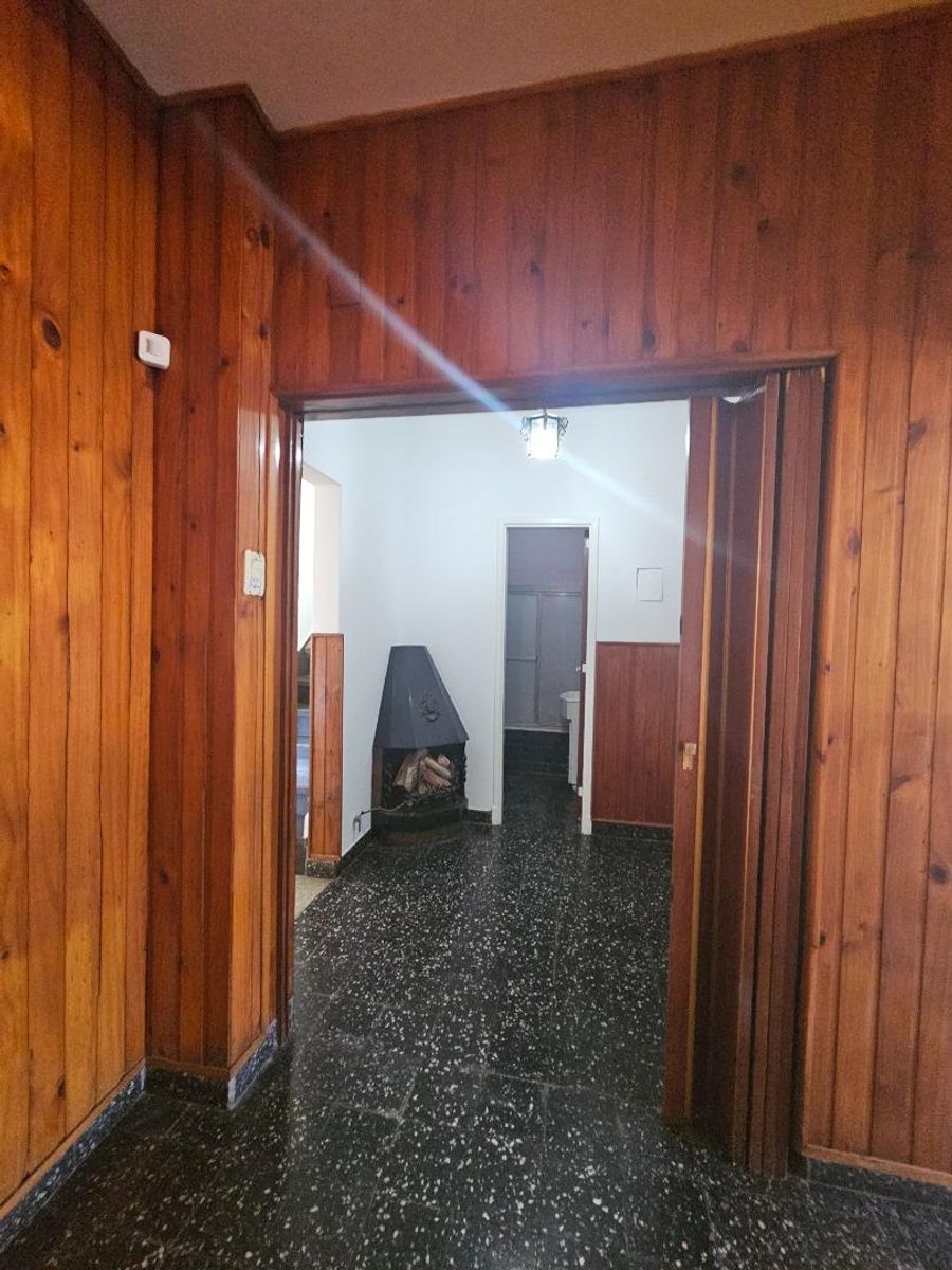 VENTA DE CASA 3 AMBIENTES SOBRE 4 LOTES EN MONTE GRANDE - CON PILETA - 24