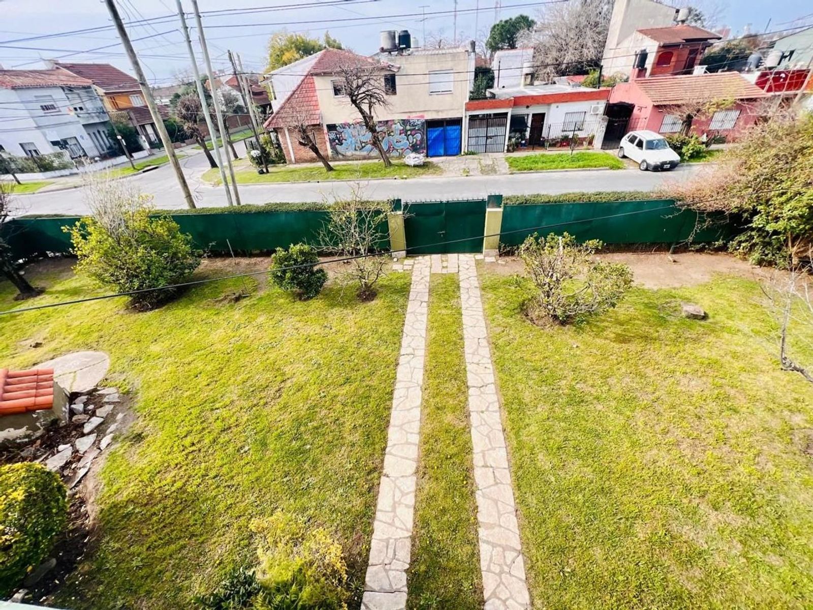 VENTA DE CASA 3 AMBIENTES SOBRE 4 LOTES EN MONTE GRANDE - CON PILETA - 25